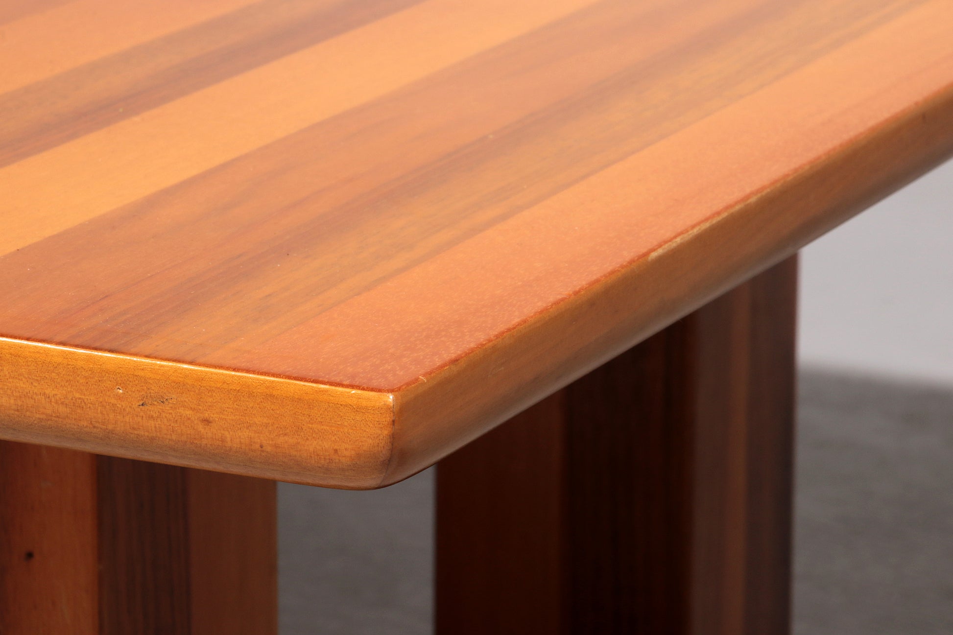 Bellini’s Exquisite Walnut Coffee Table – A Masterpiece of Italian Modernism 1970