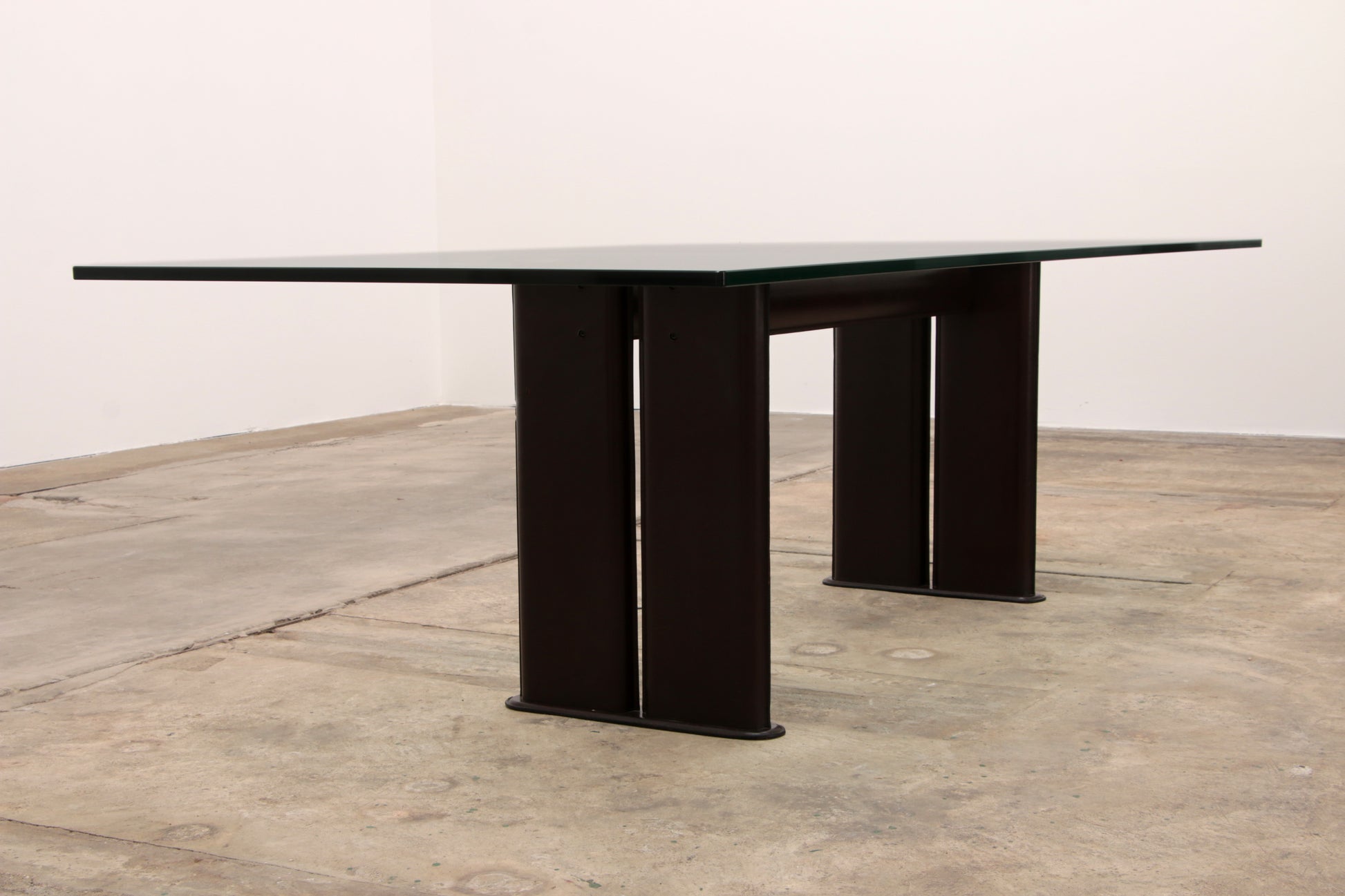 Tito Agnoli voor Matteo Grassi lederen eettafel en zes stoelen