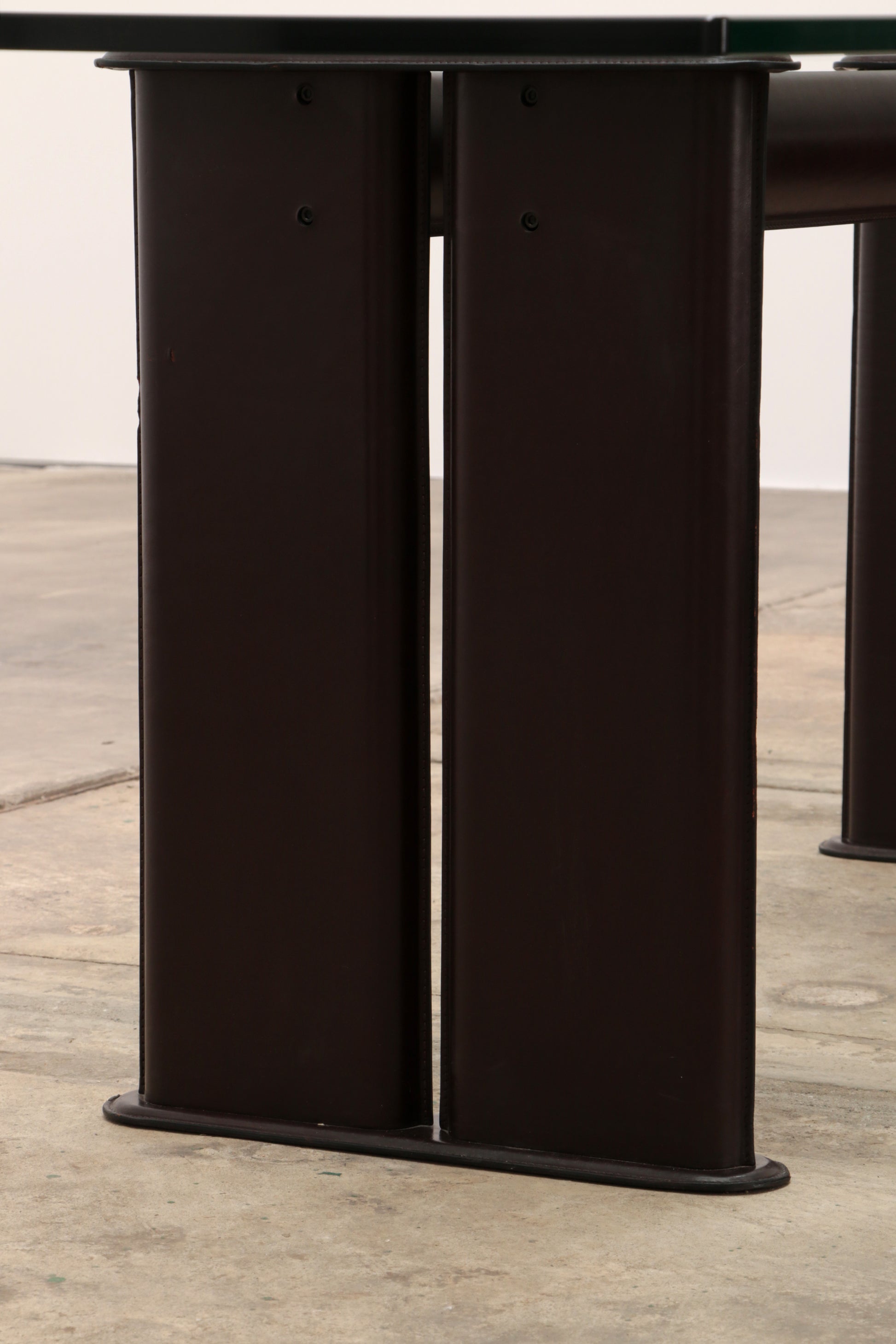 Tito Agnoli voor Matteo Grassi lederen eettafel en zes stoelen