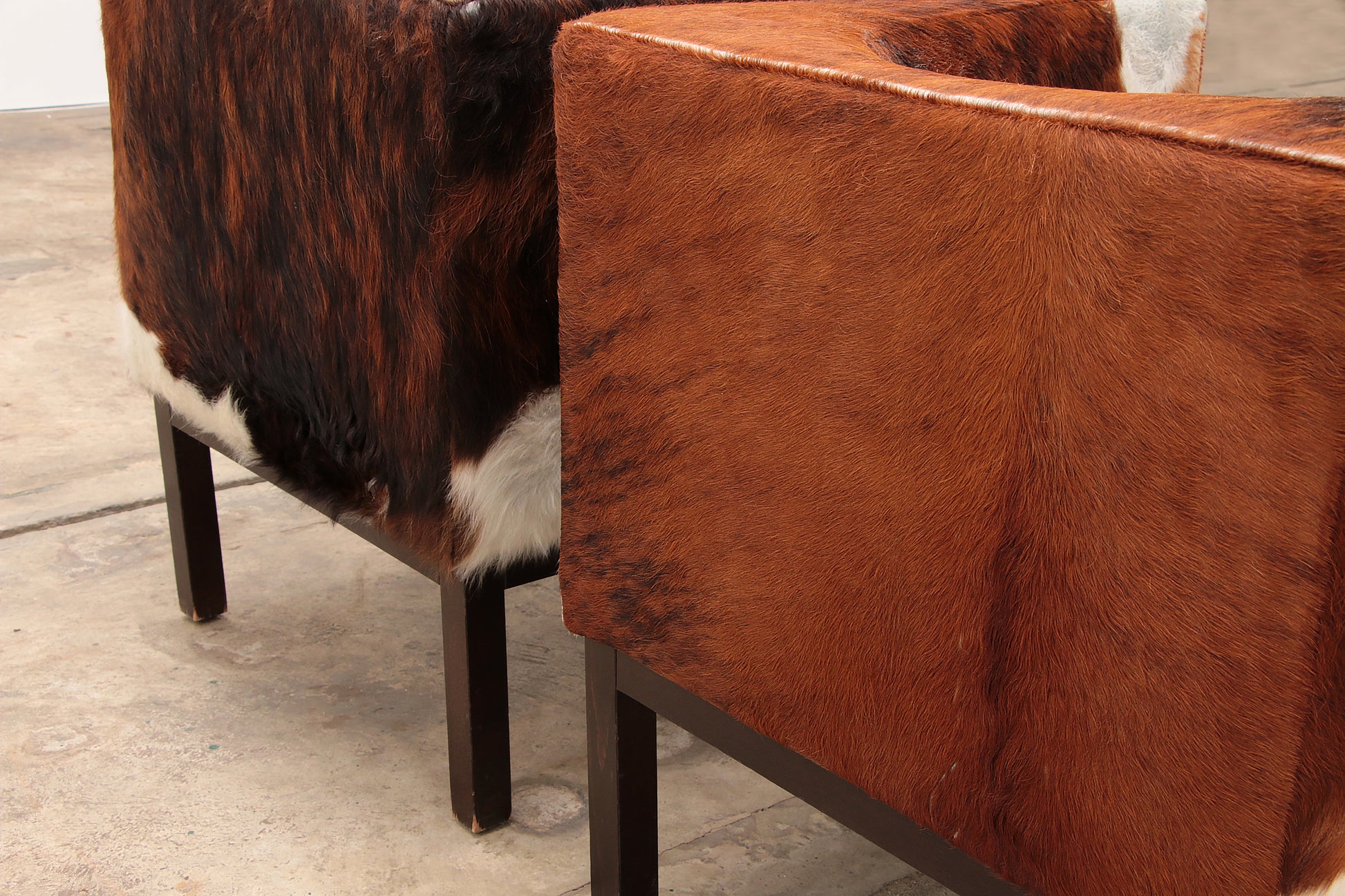 Vintage set van twee koeienhuid fauteuils,1970.