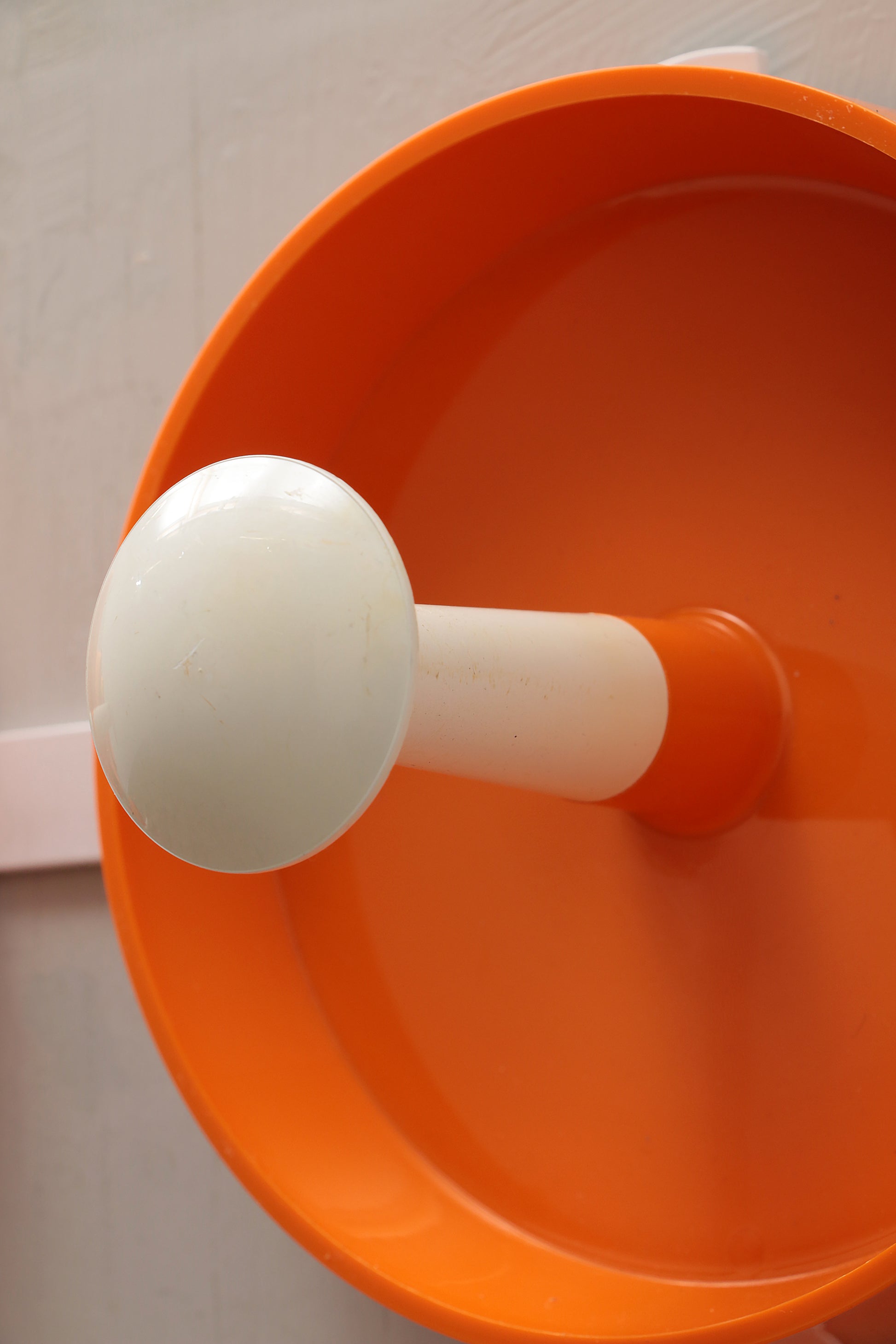 Oranje Spage age wandkapstok jaren60