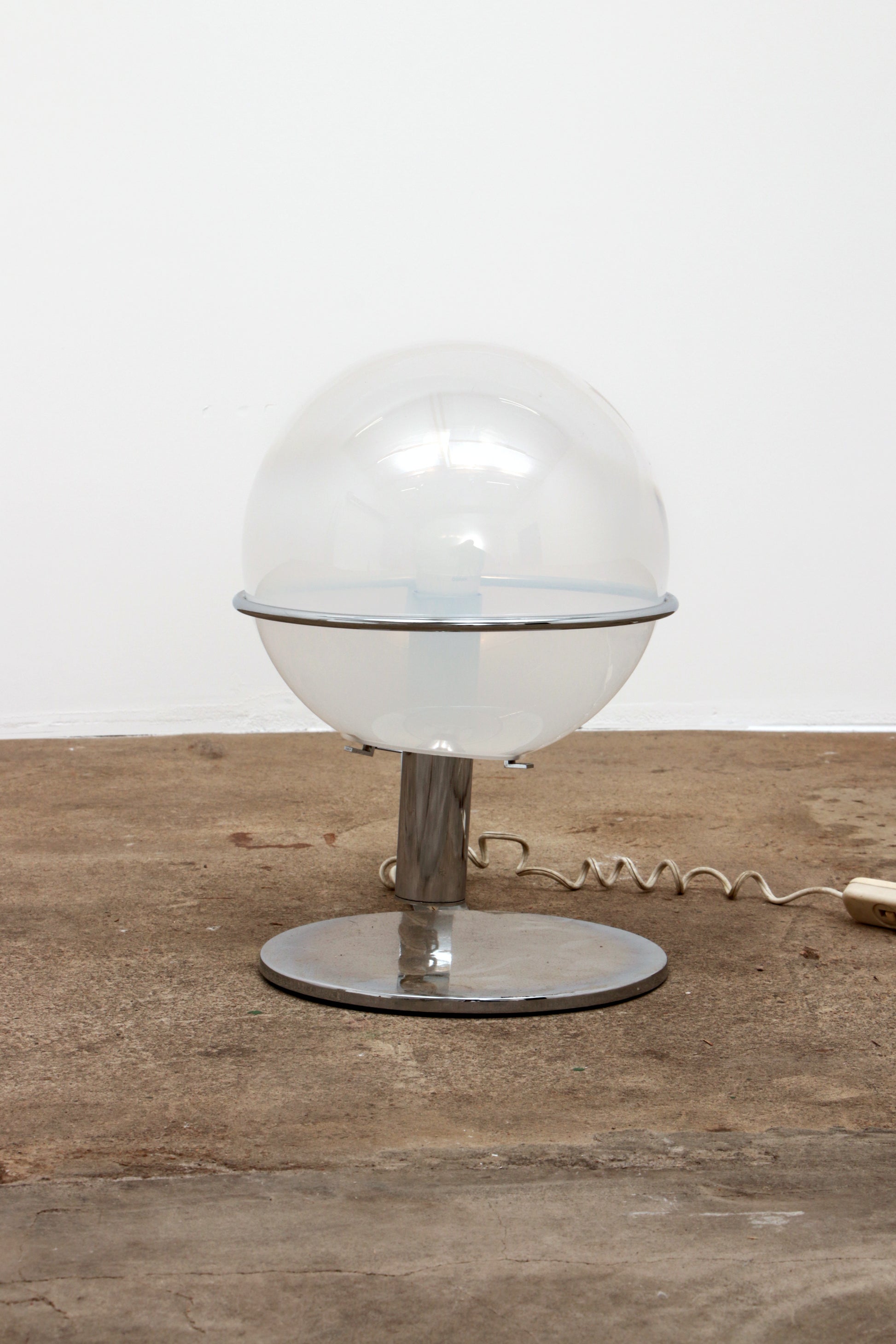 Italiaanse Design tafellamp gemaakt van chrome met glas,1960
