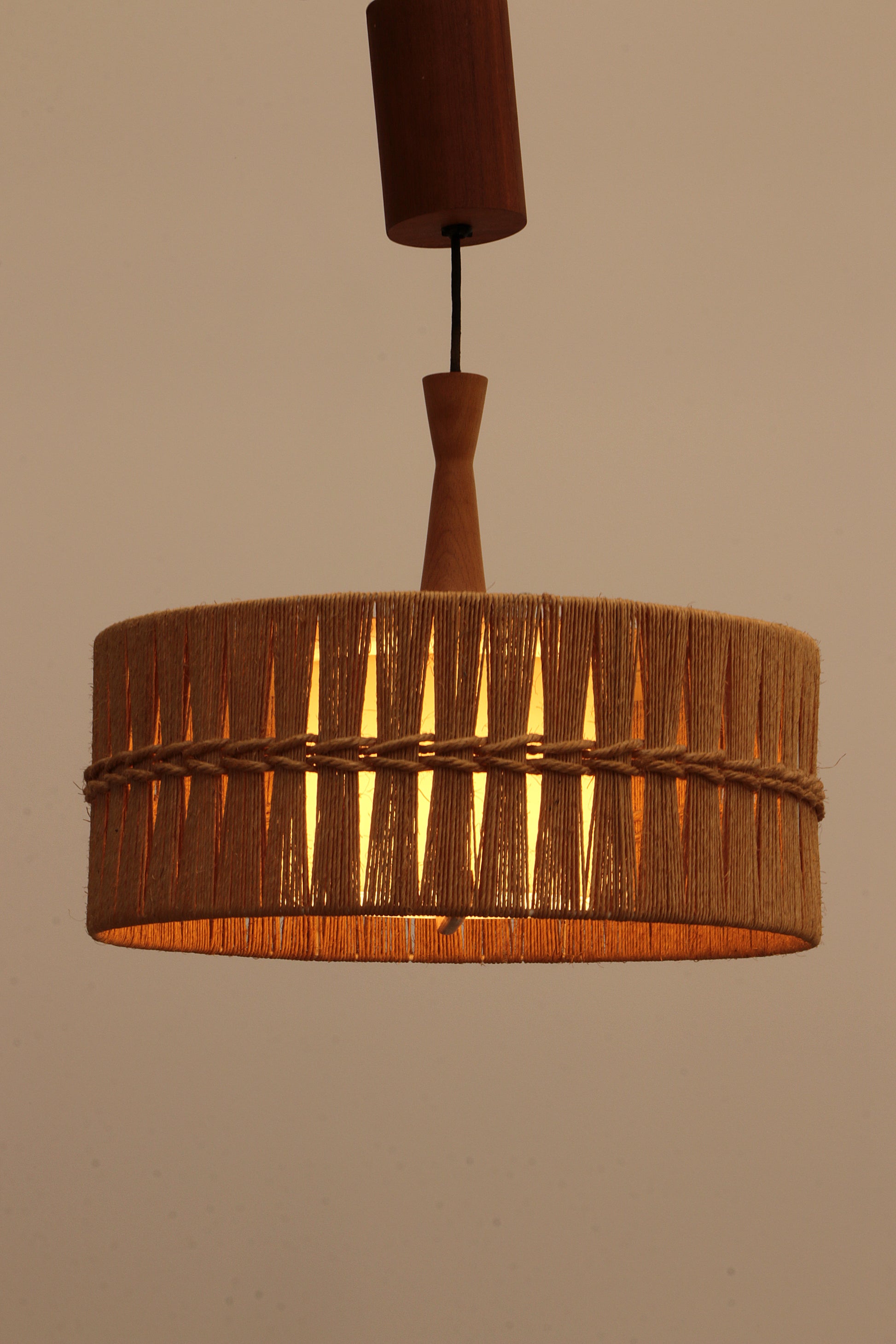 Vintage Temde Hanglamp met Teak en Raffia jaren 60 Duitsland.