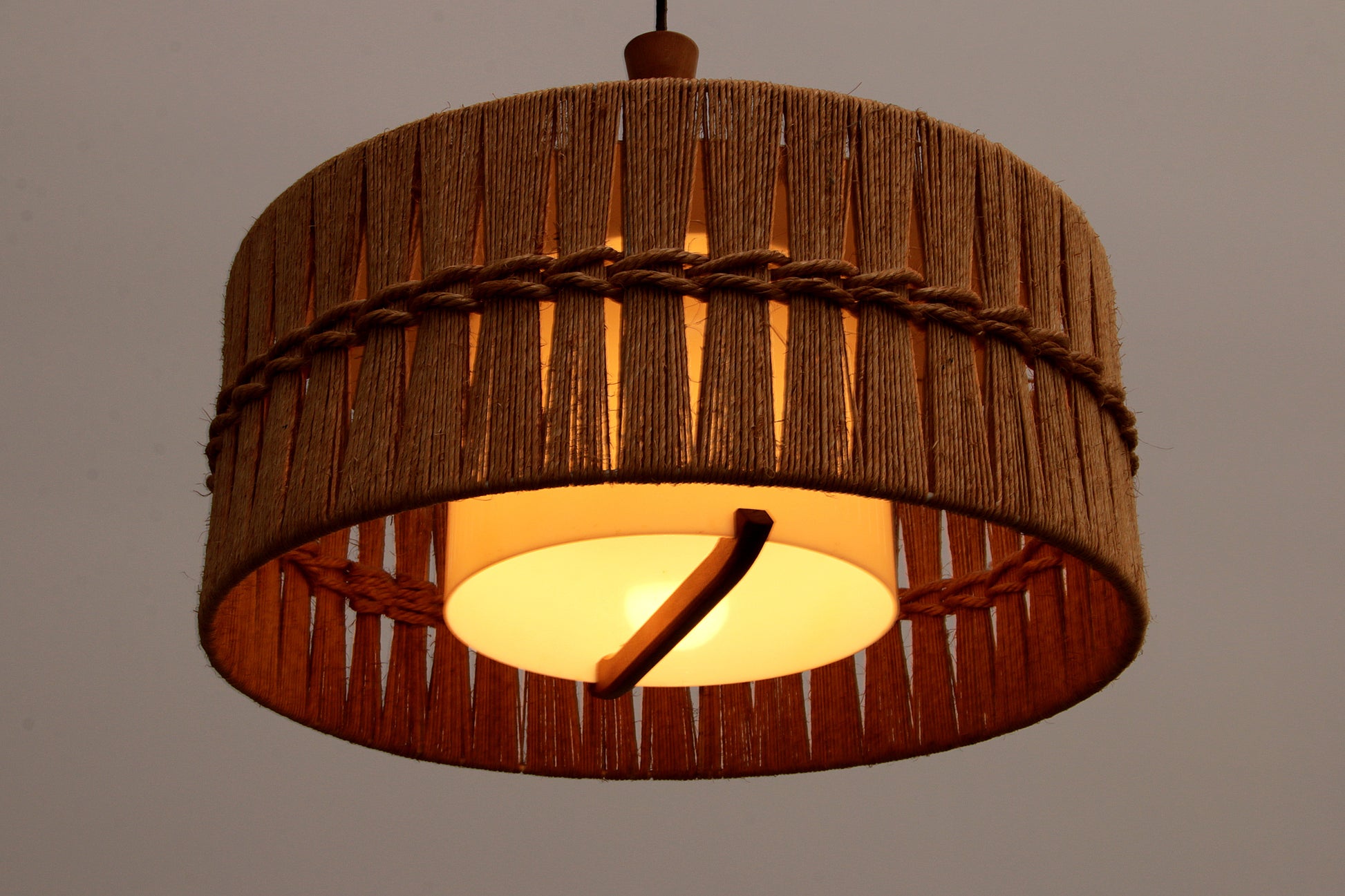 Vintage Temde Hanglamp met Teak en Raffia jaren 60 Duitsland.