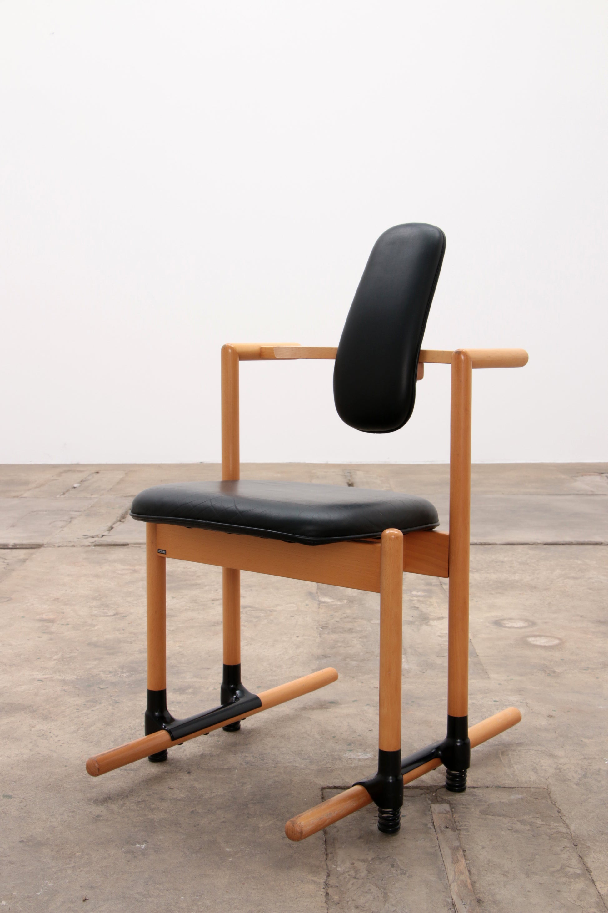Stokke Eetkamerset grote tafel met 8 stoelen ontwerp Peter Opsvik,1990