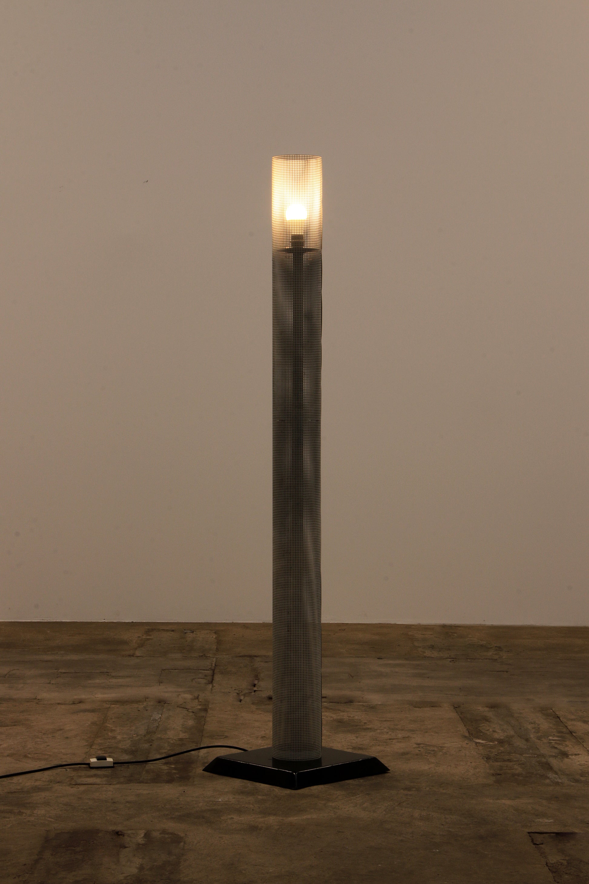 Vintage Italiaanse wit metalen vloerlamp,1960 timeless-art.com