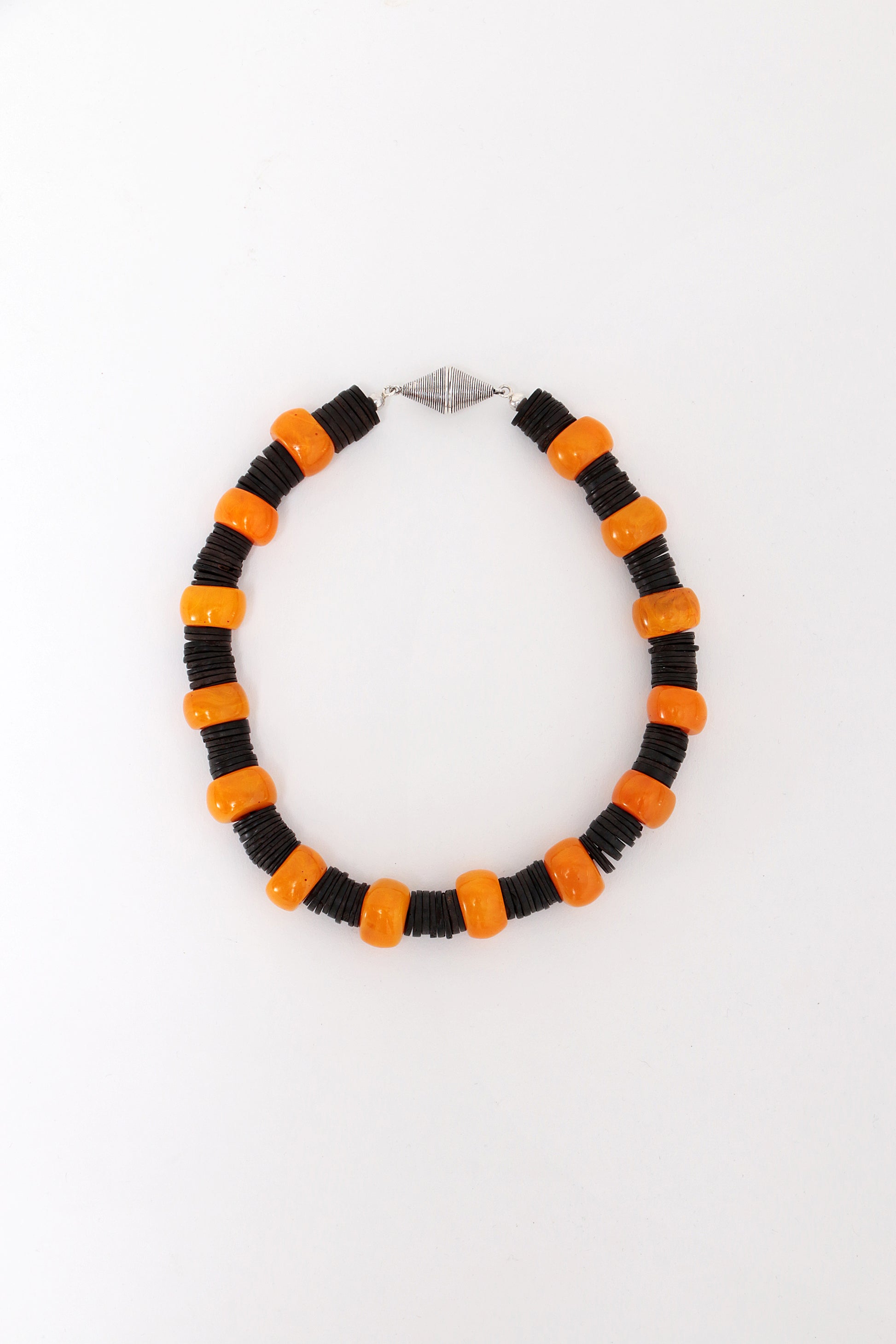 Hals Ketting Amber met Leer en zilveren magneet sluiting.