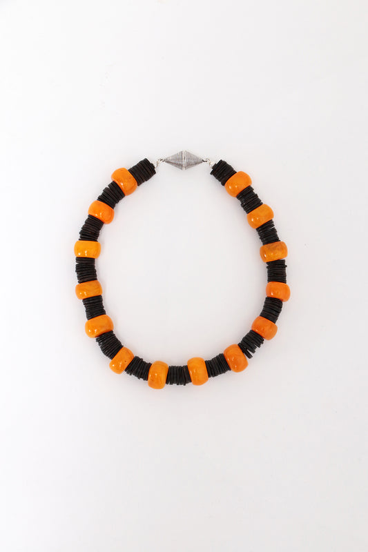 Hals Ketting Amber met Leer en zilveren magneet sluiting.