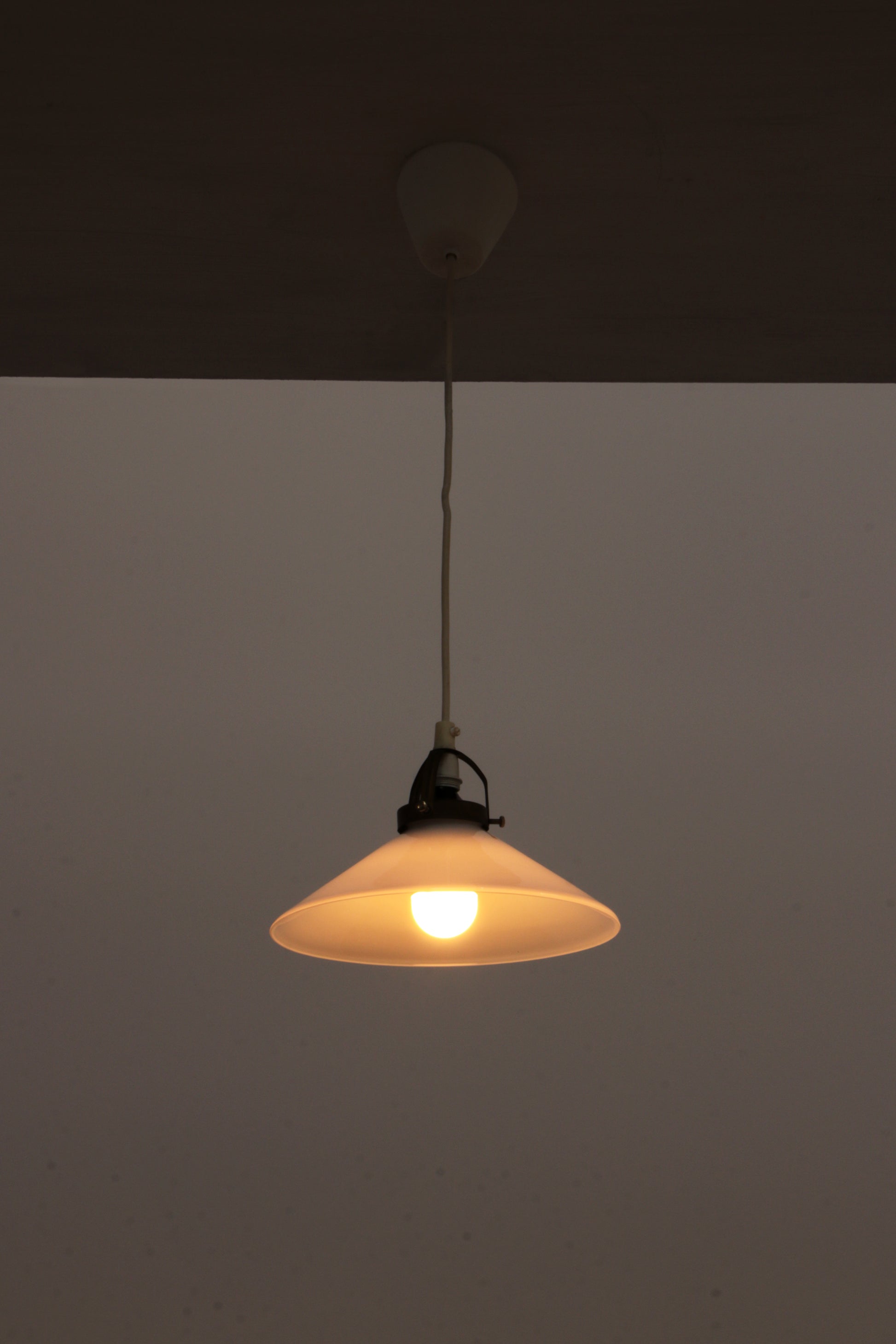 Vintage Hanglampje van Soholm van witglas,1970