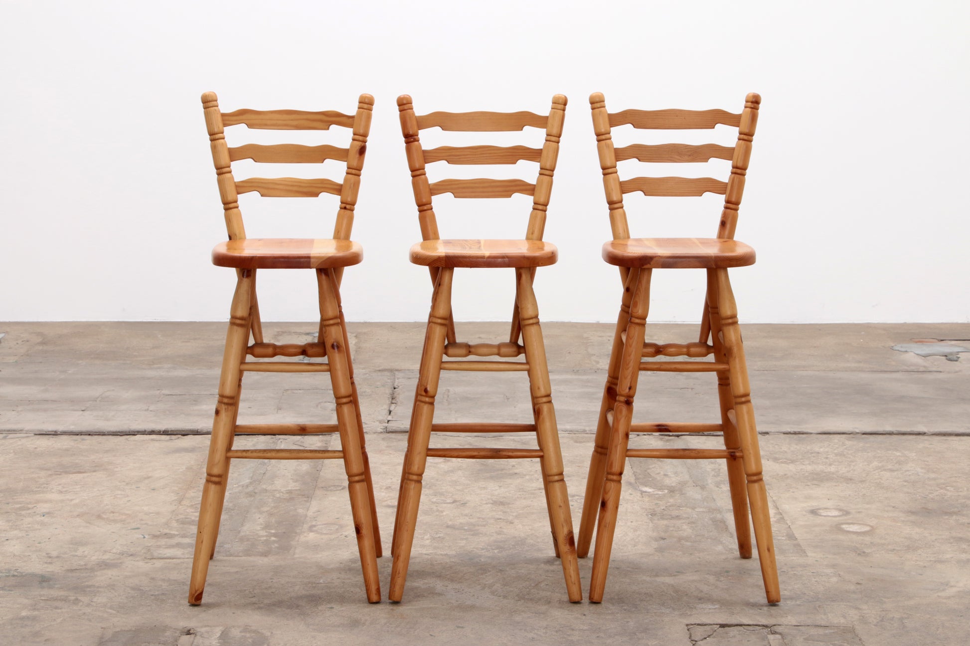 Mid-Century Houten  Bar met 3 Barstoelen Brutalistische stijl jaren70s.