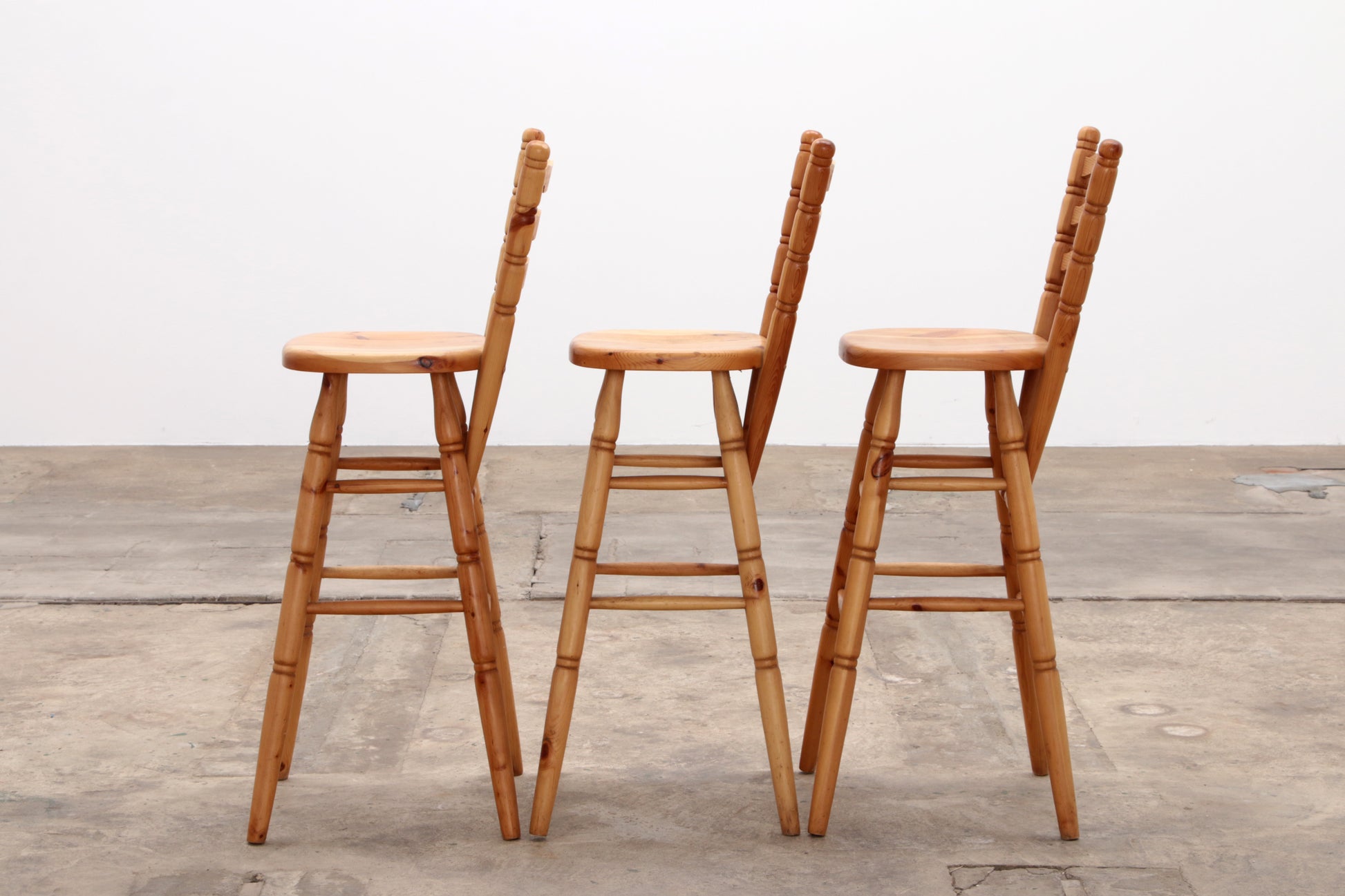 Mid-Century Houten  Bar met 3 Barstoelen Brutalistische stijl jaren70s.