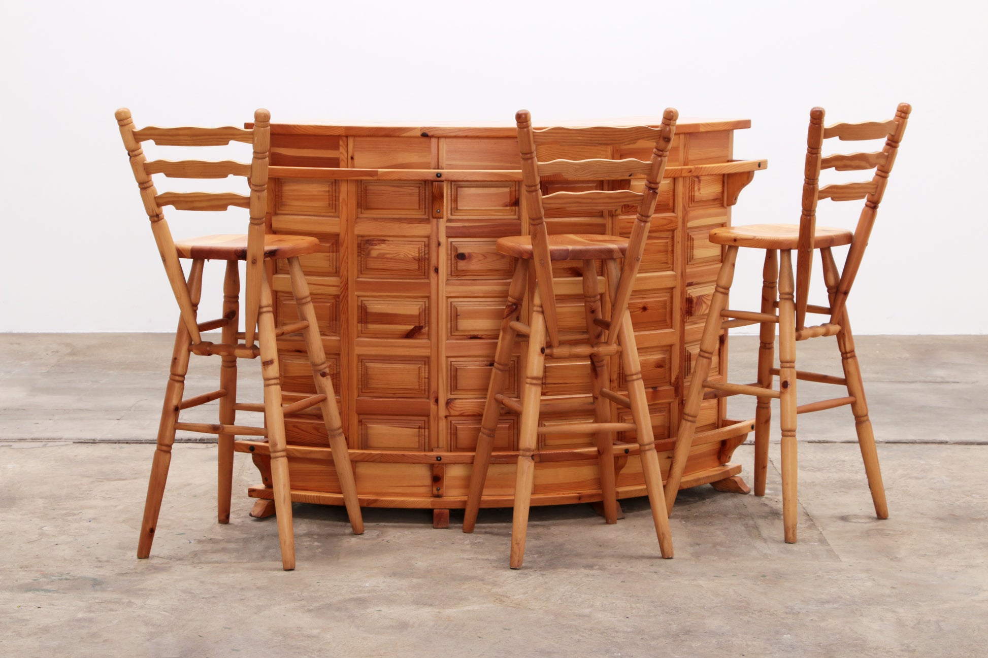 Mid-Century Houten  Bar met 3 Barstoelen Brutalistische stijl jaren70s.