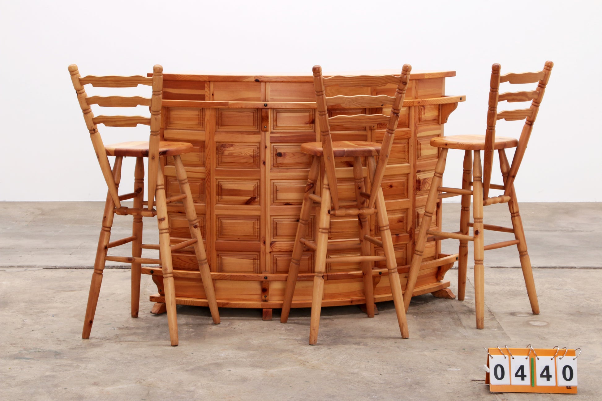 Mid-Century Houten  Bar met 3 Barstoelen Brutalistische stijl jaren70s.