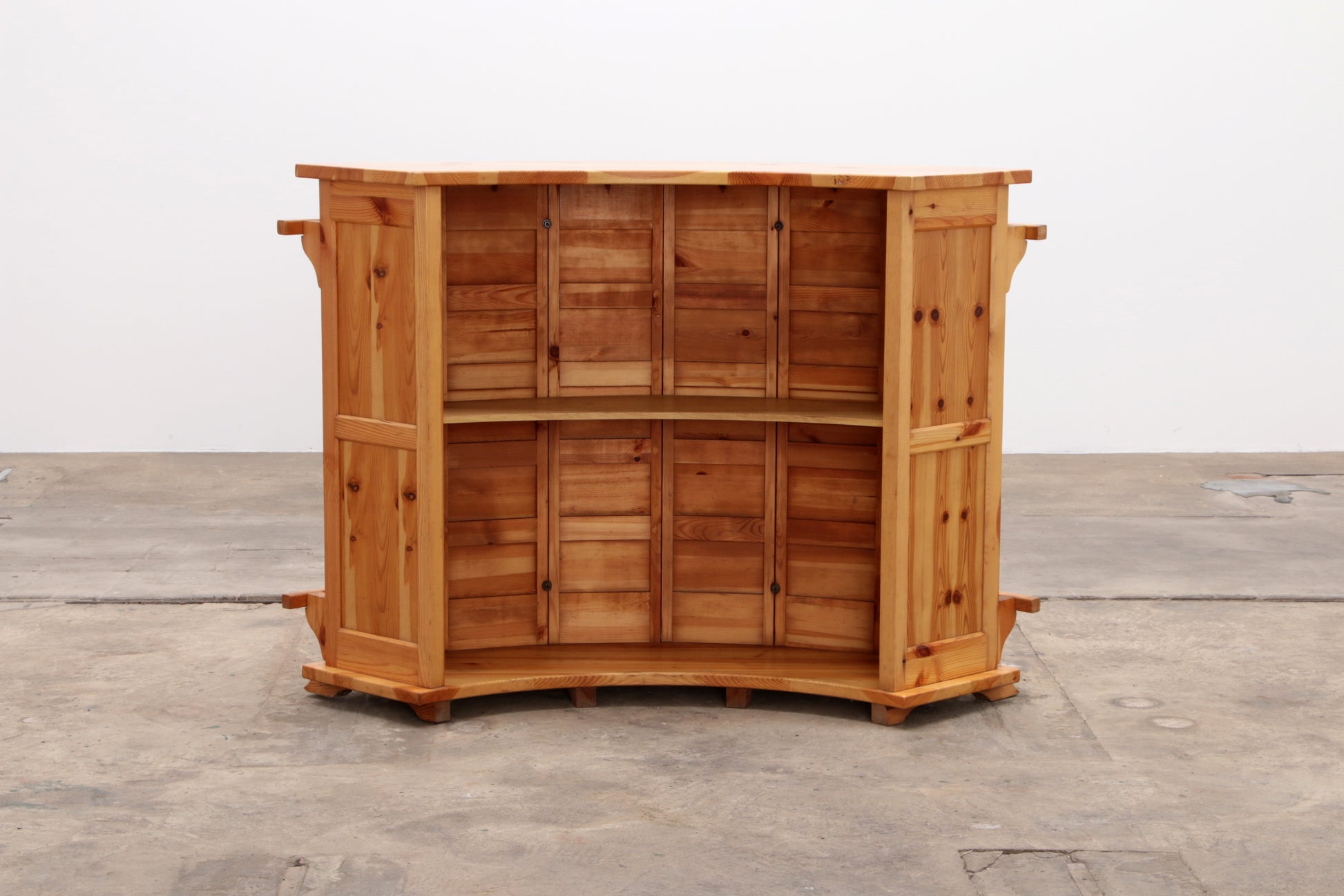 Mid-Century Houten  Bar met 3 Barstoelen Brutalistische stijl jaren70s.