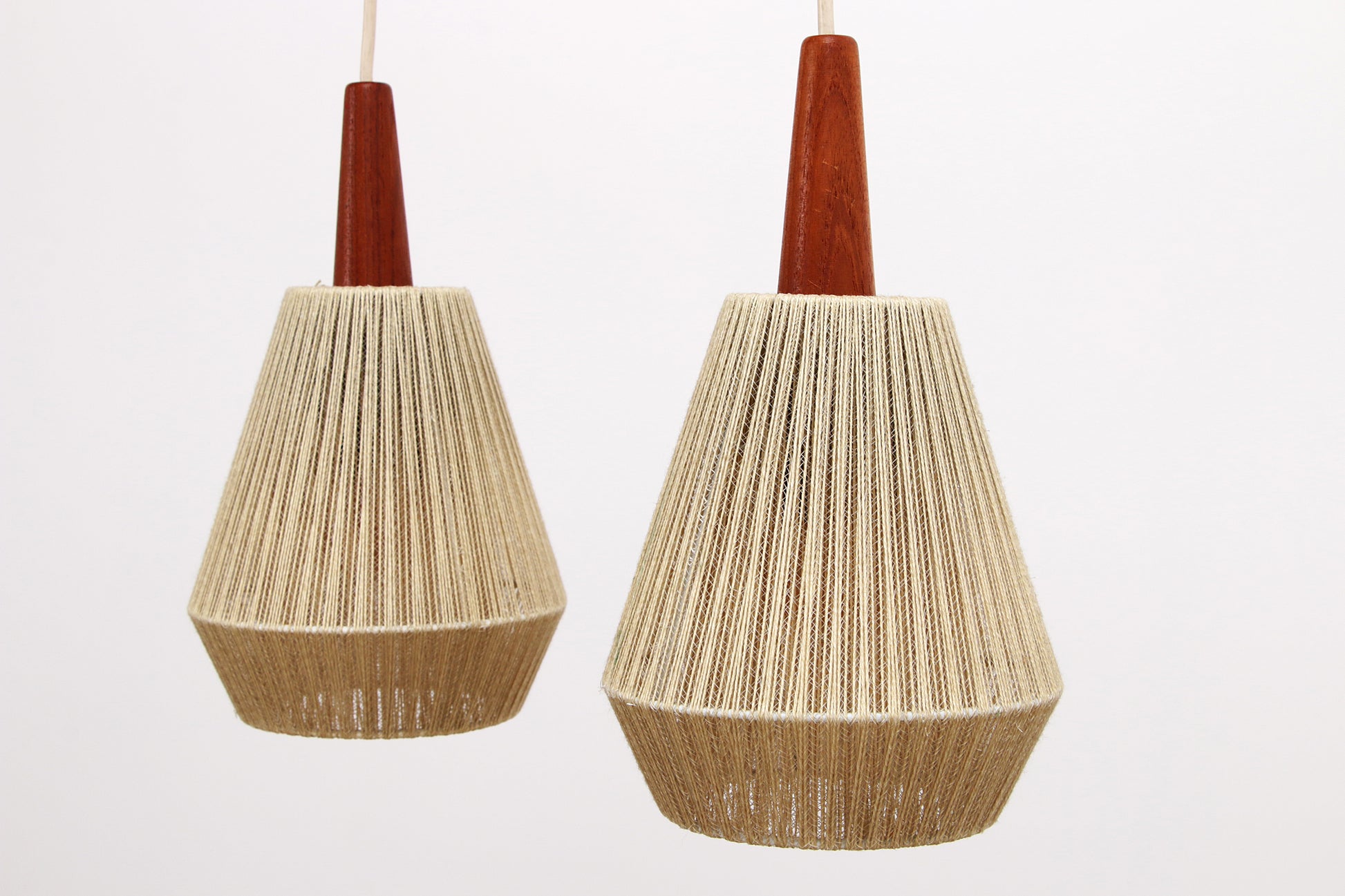 Vintage hanglamp met twee kapjes en teak,1960 Zweden