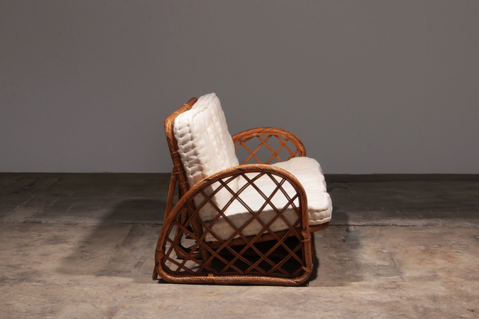 From France to Denmark and from the USA to Australia. Internationall Timeless-art works with various transport companies that deliver the furniture safely and with care. Please contact us for a price offer and possibilities.