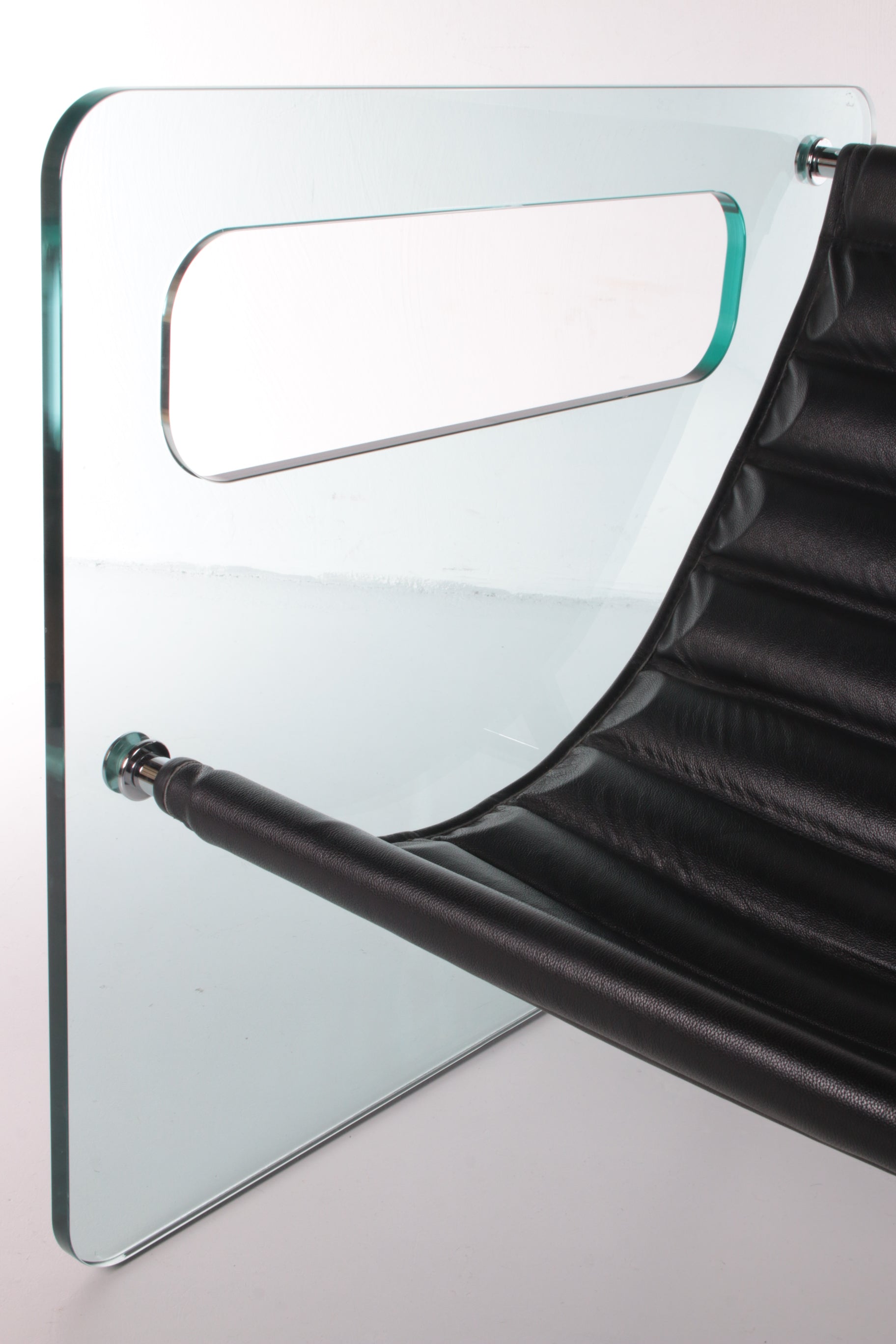 Zwarte leren stoel van Giovanni Tommaso Garattoni Italië glas en zwart leer detail glas en leer