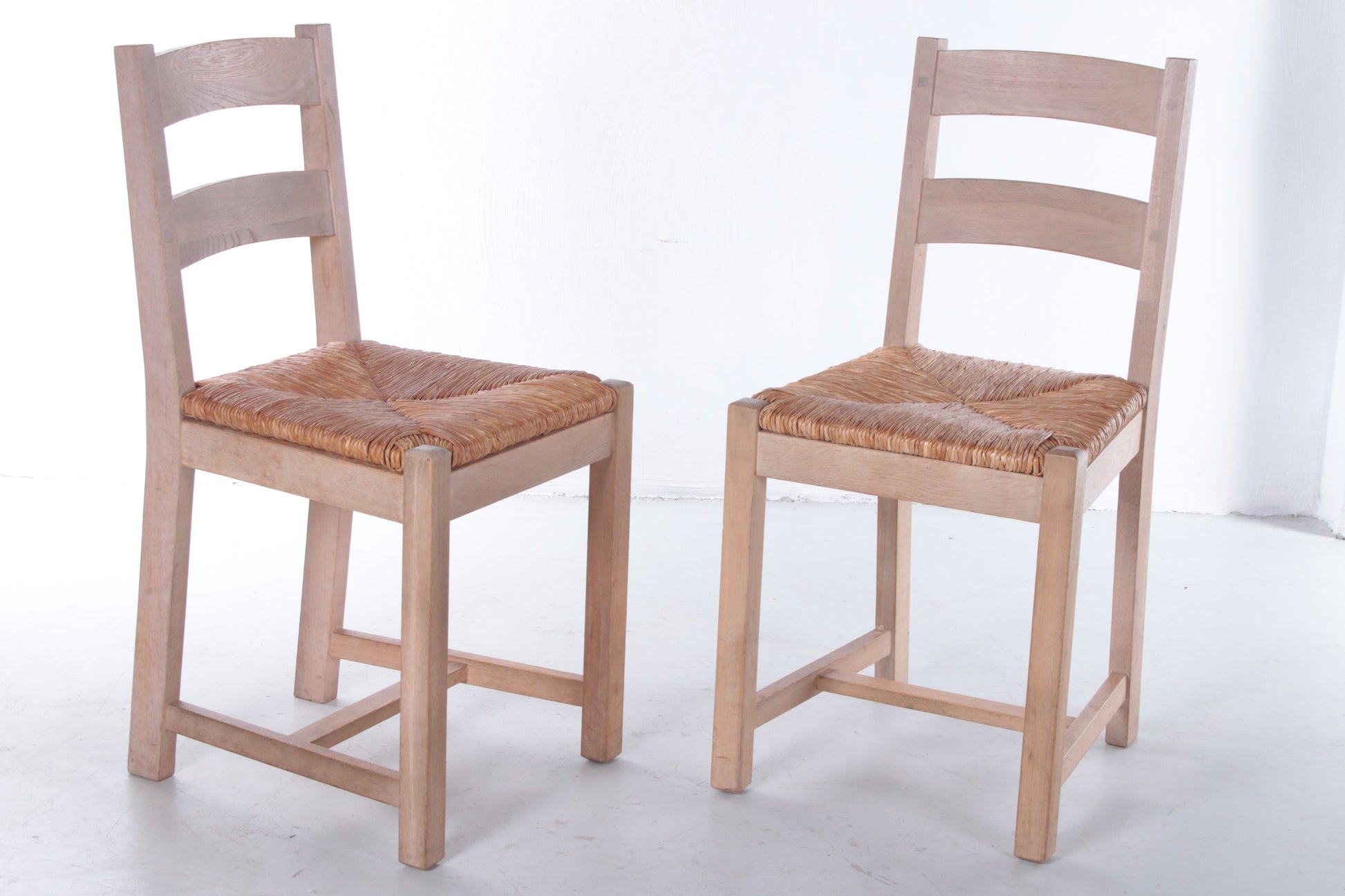 Set 2 Deense eikenhouten keukenstoelen met rieten zitting,