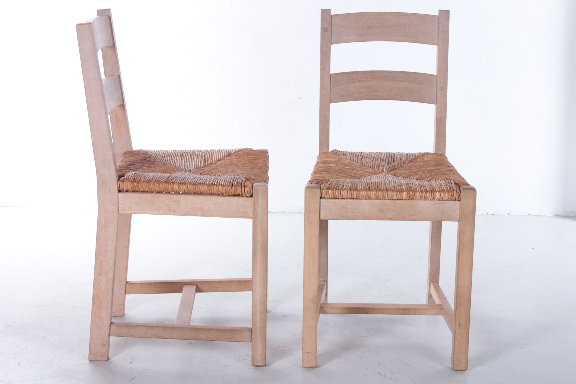 Set 2 Deense eikenhouten keukenstoelen met rieten zitting,