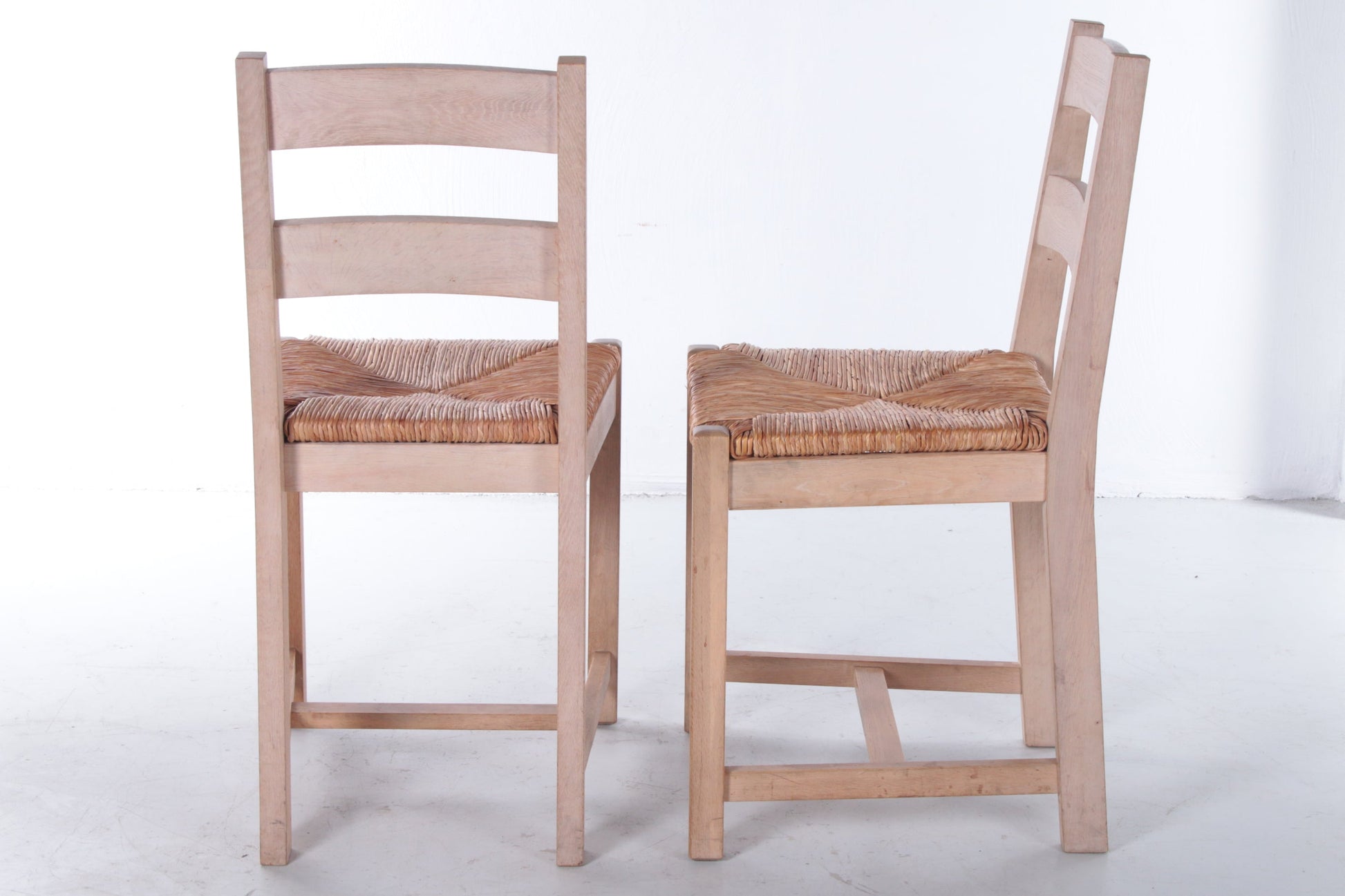 Set 2 Deense eikenhouten keukenstoelen met rieten zitting,