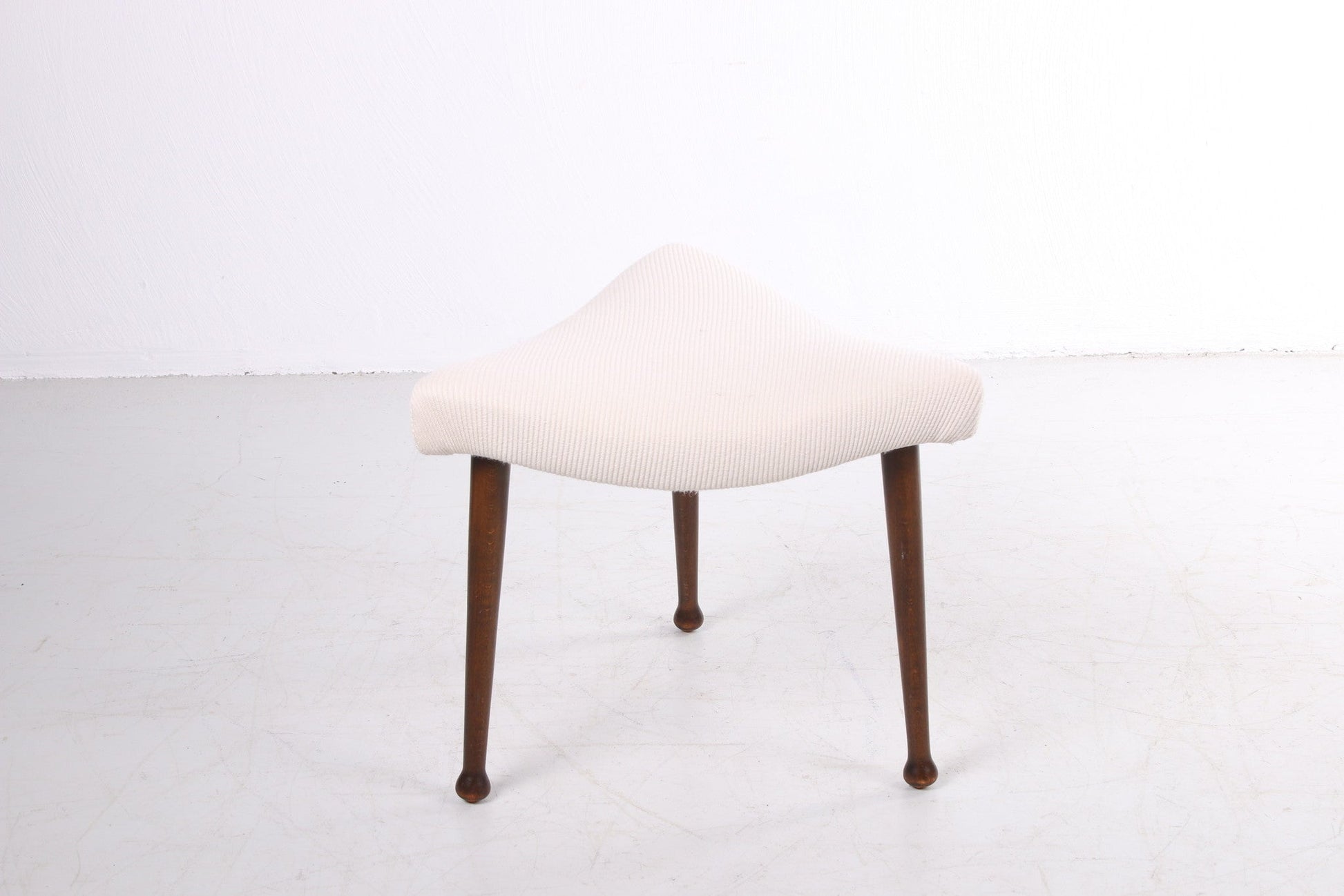 Scandinavische hocker opnieuw gestoffeerd ontwerp jaren60 voorkant