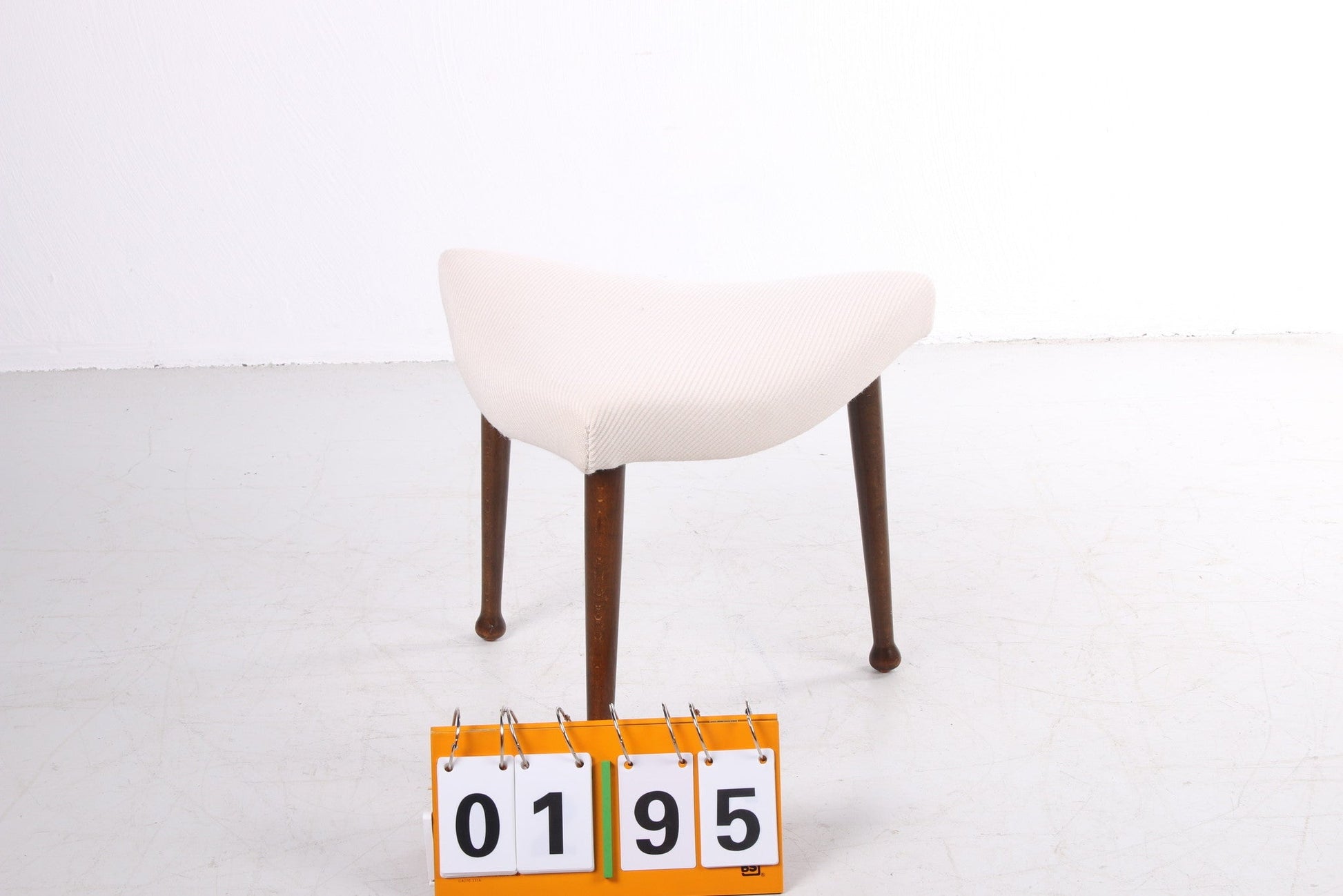 Scandinavische hocker opnieuw gestoffeerd ontwerp jaren60 zijkant