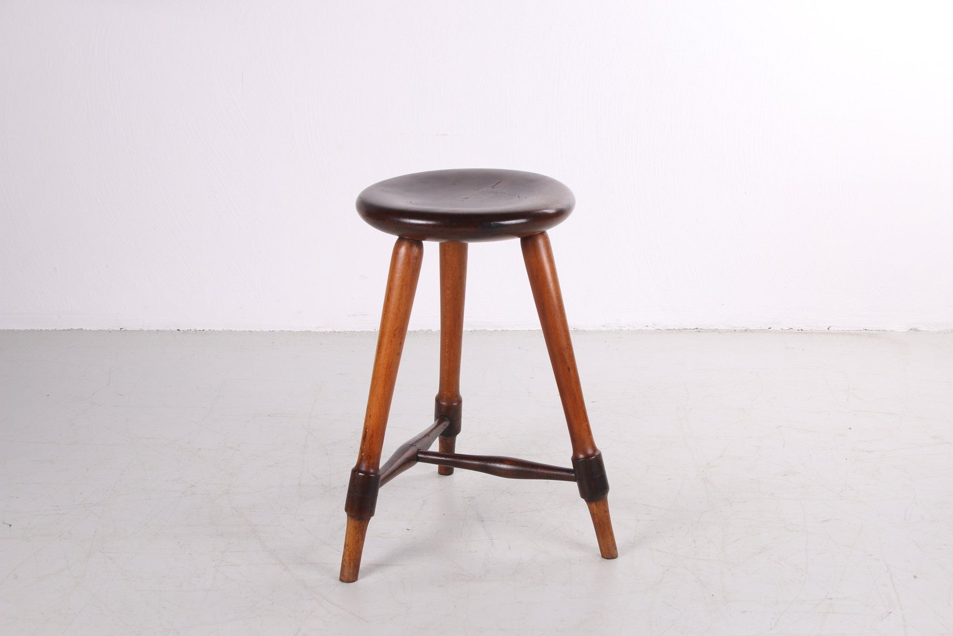 Zeer Oud Eiken Elegante kruk jaren 20 met een prachtige patina voorkant