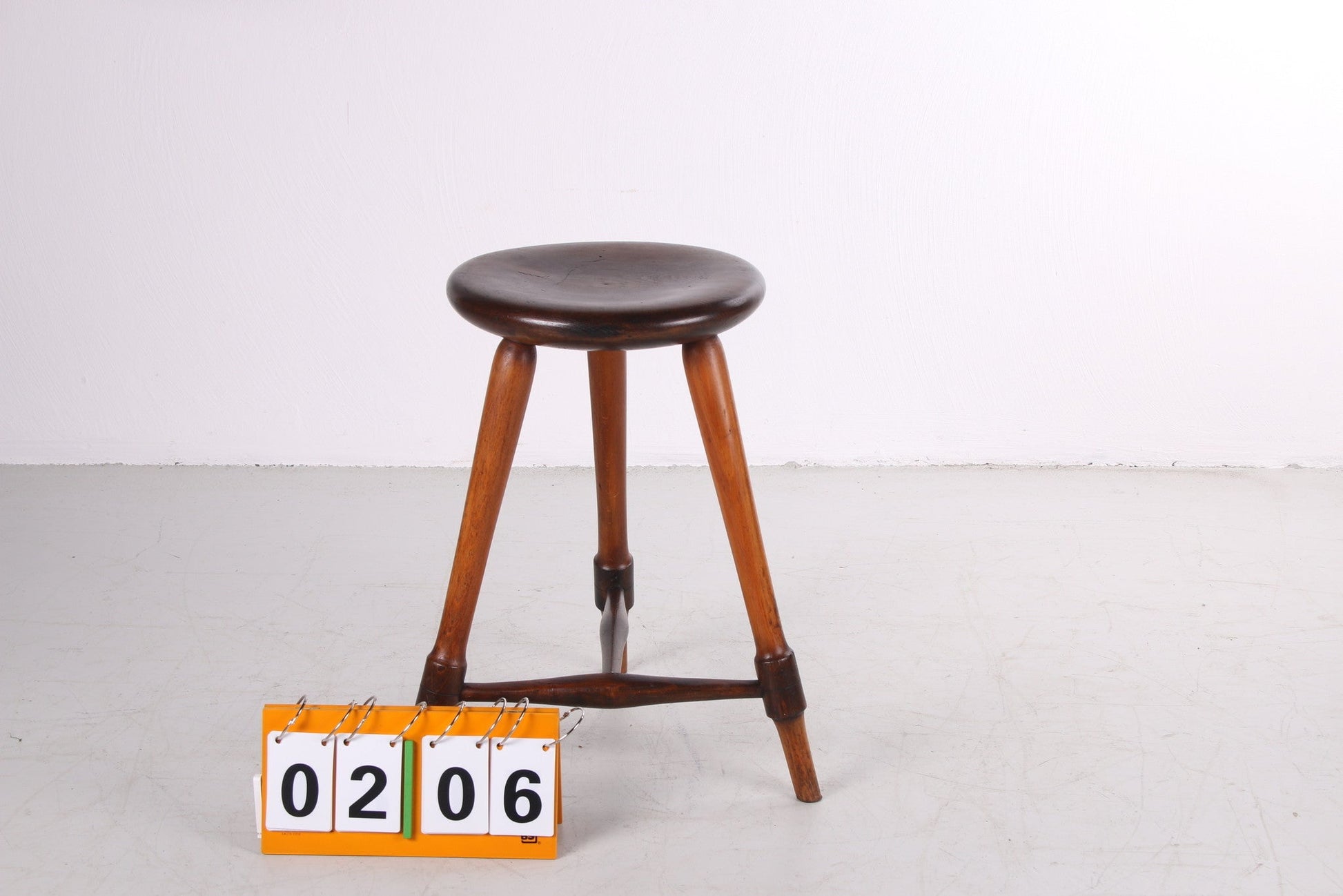 Zeer Oud Eiken Elegante kruk jaren 20 met een prachtige patina voorkant