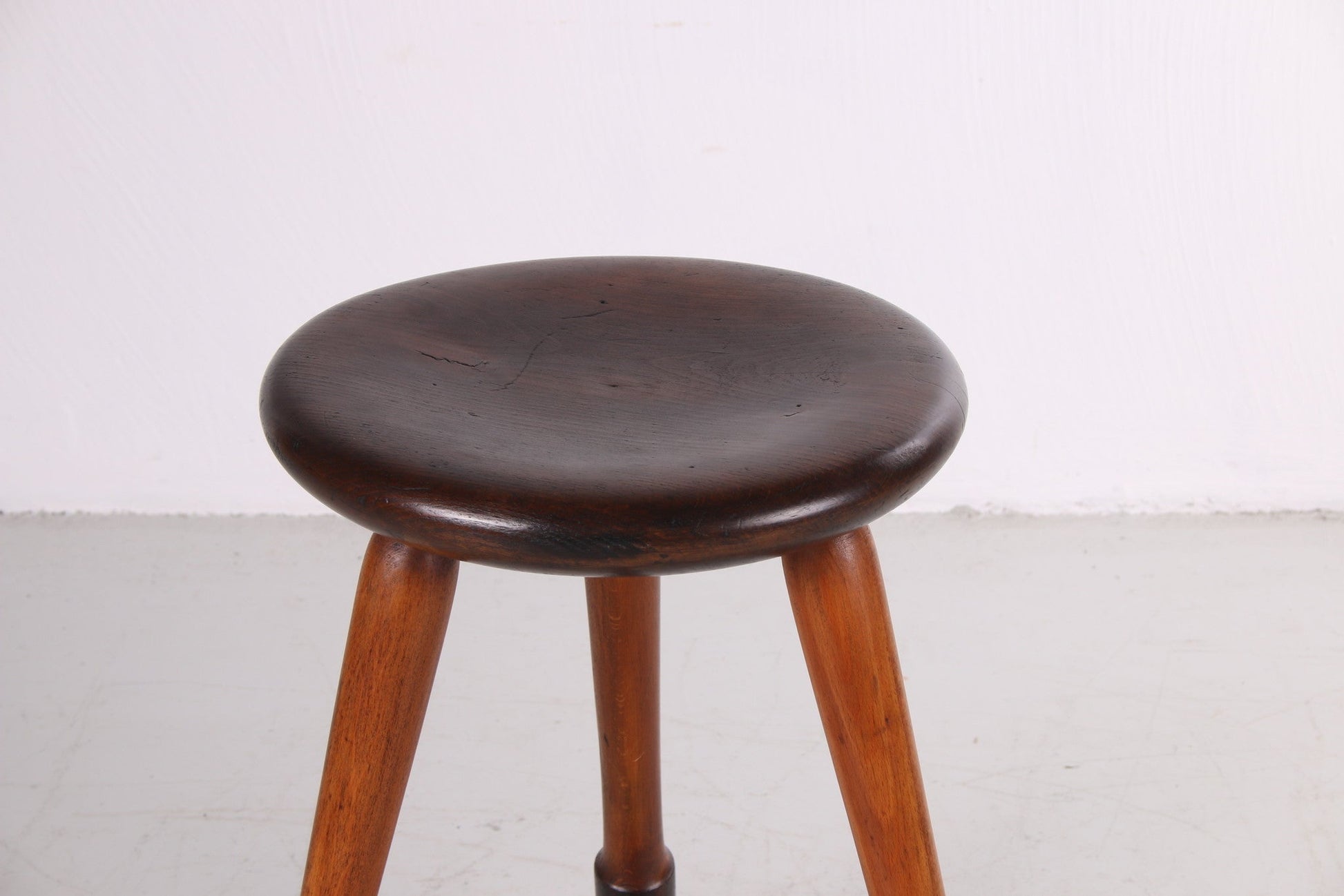 Zeer Oud Eiken Elegante kruk jaren 20 met een prachtige patina detail krukje boven