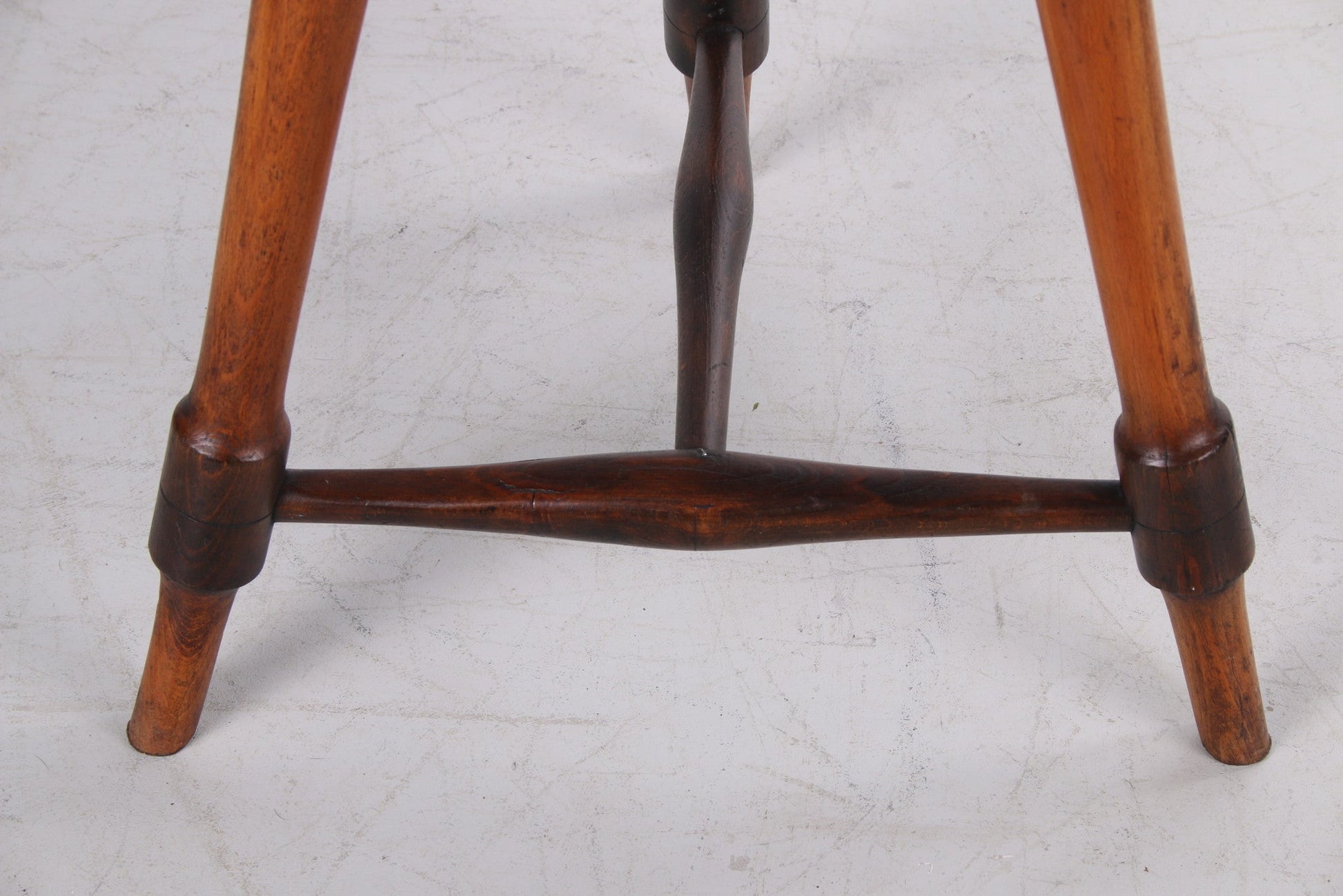 Zeer Oud Eiken Elegante kruk jaren 20 met een prachtige patina detail poten
