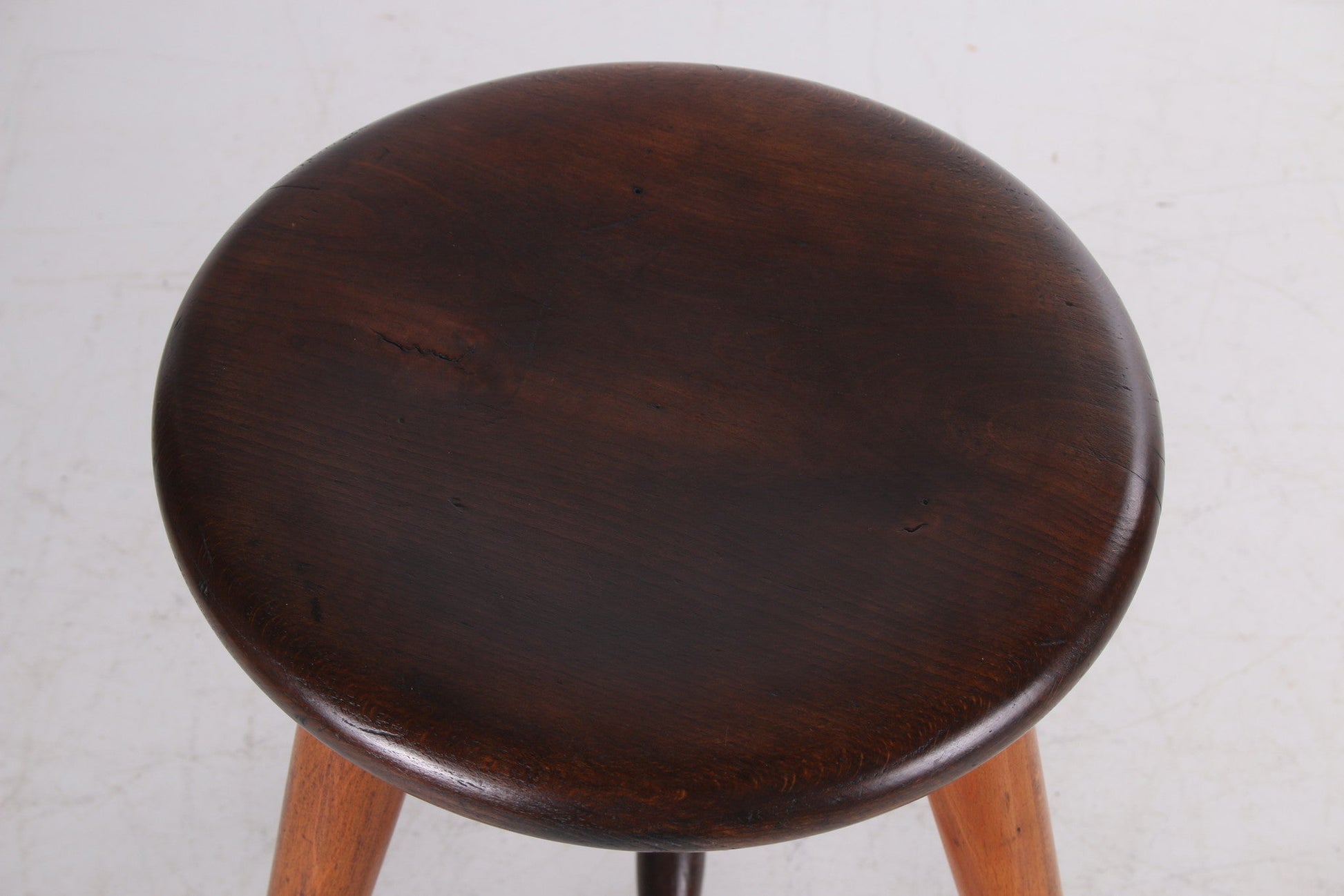 Zeer Oud Eiken Elegante kruk jaren 20 met een prachtige patina detail krukje bovenaf