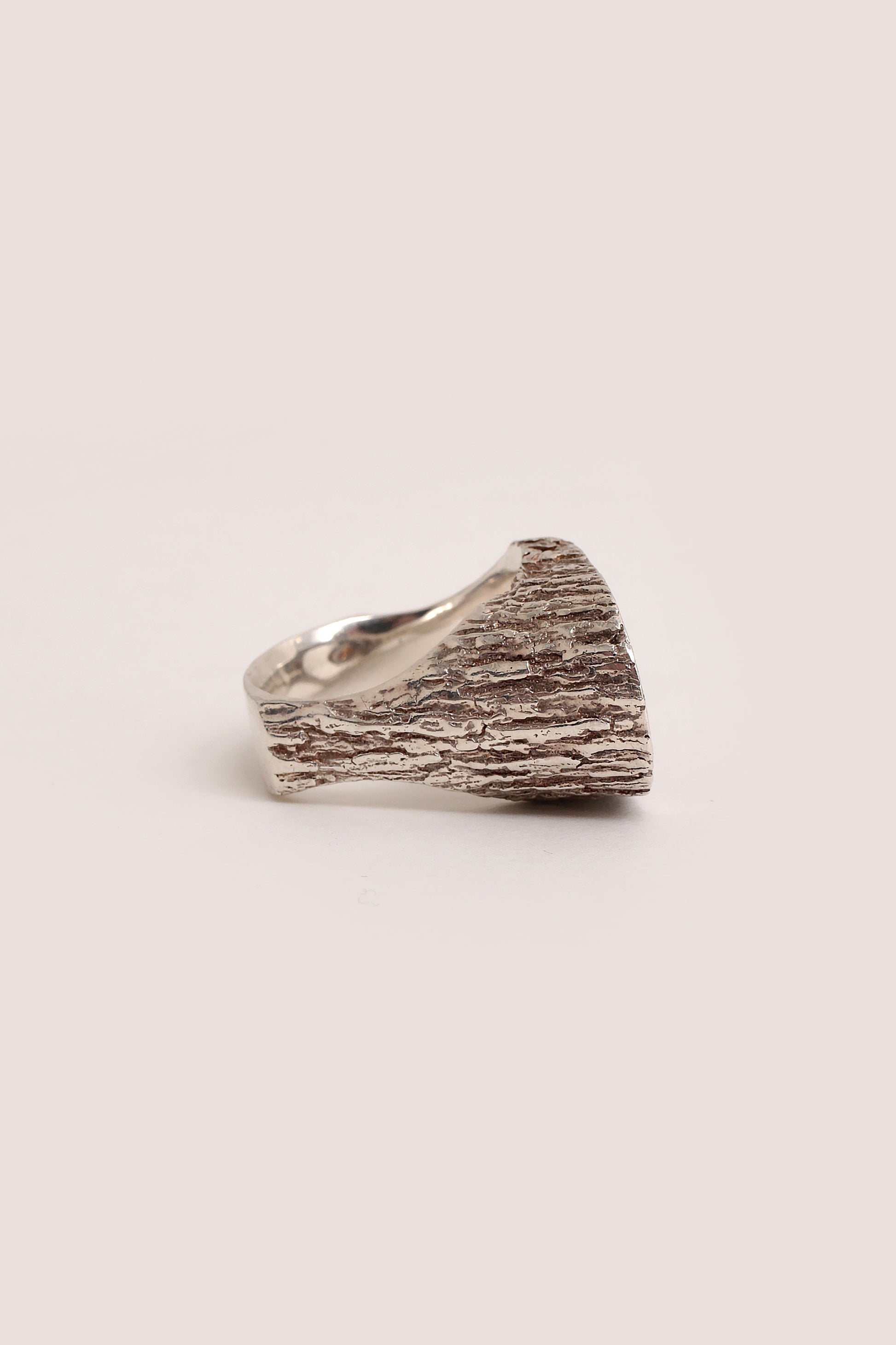 Zilveren ring hand gesmeed Alexander van den Hoven,Nederland