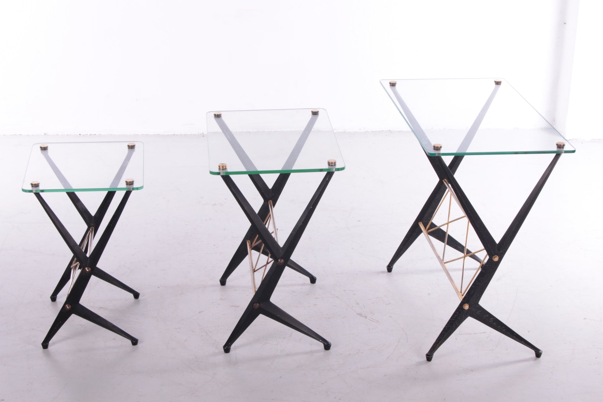Angelo Ostuni Set van 3 bijzettafels, Italy 1950 zijkant