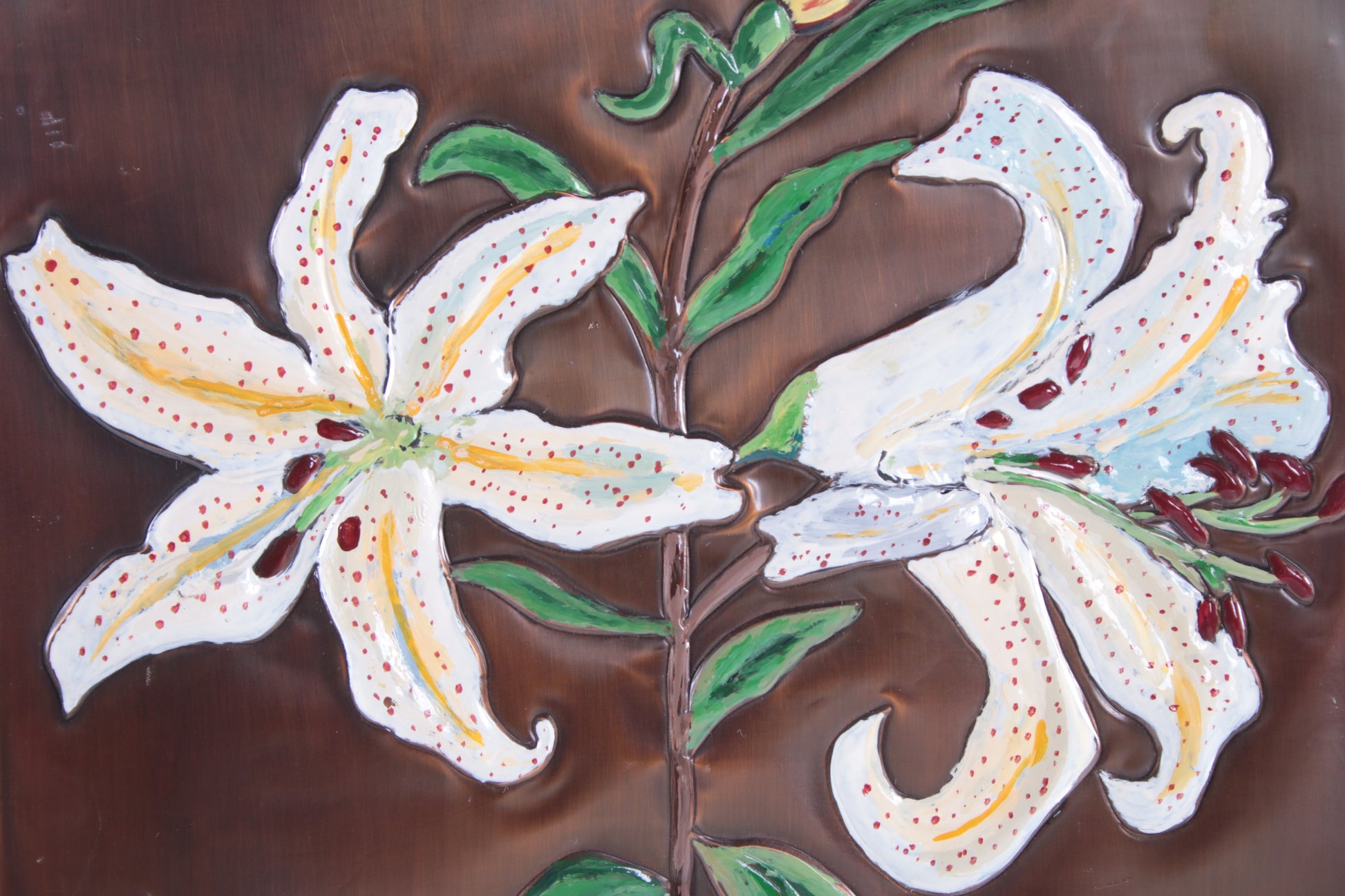 Koperen Wanddecoratie met Emaille Lelies jaren60 detail lelies