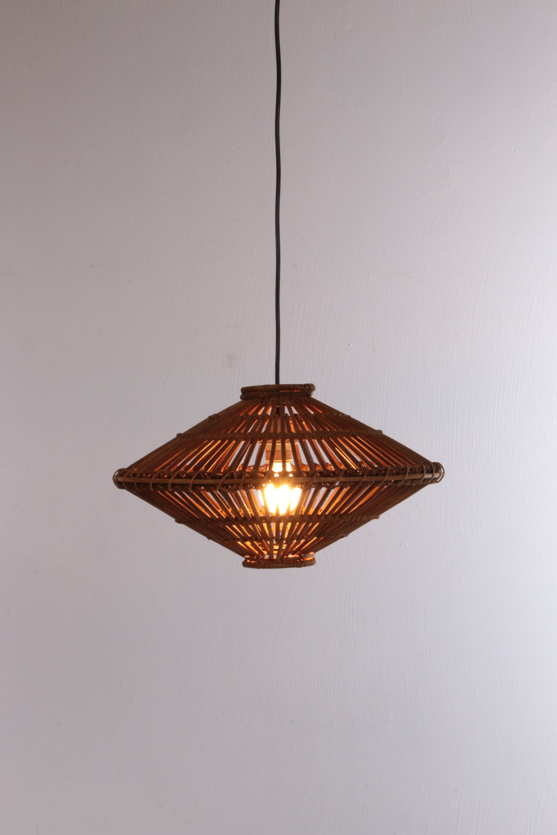 Franse jaren60 hanglamp gemaakt van bamboe.