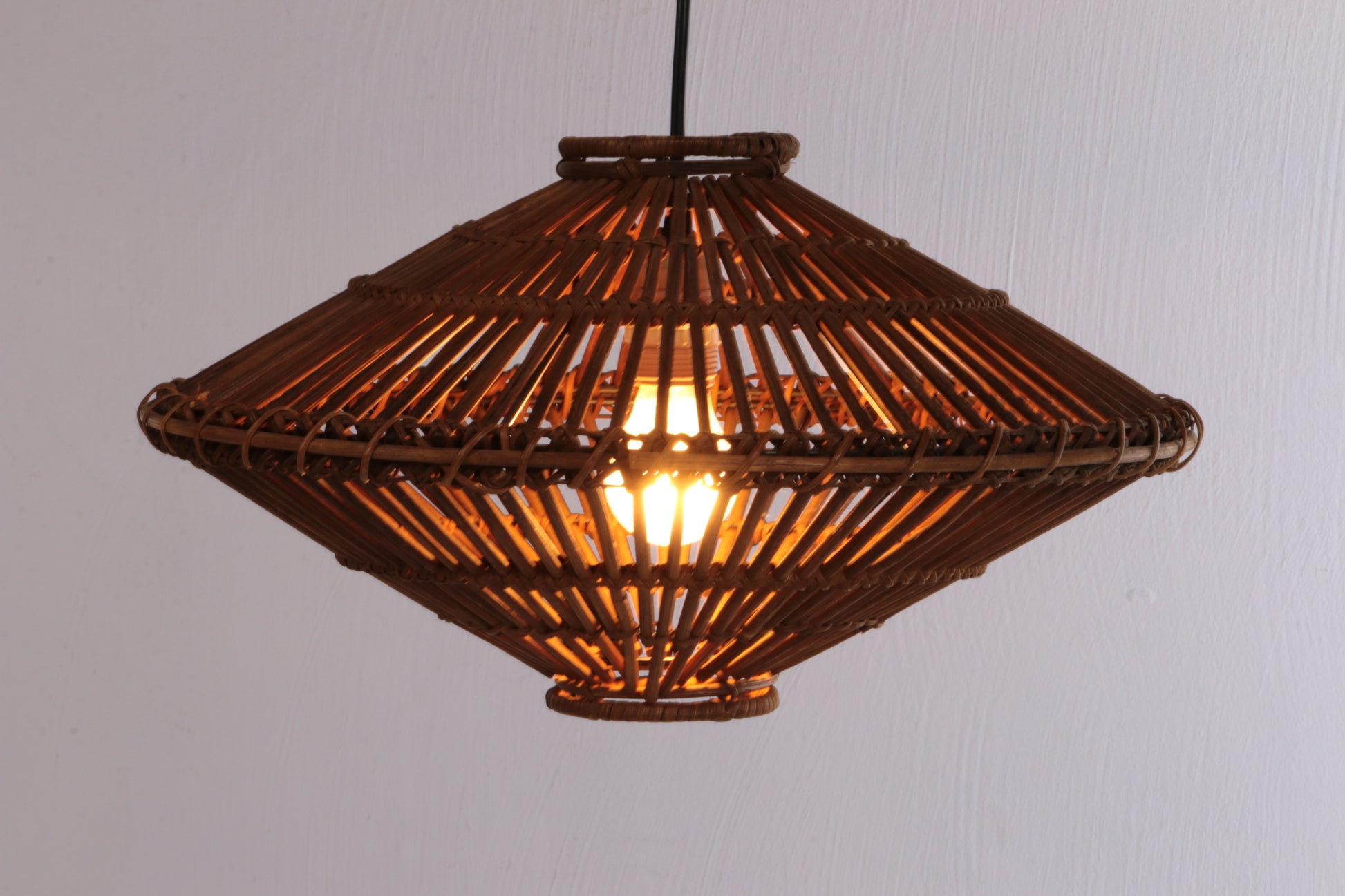 Franse jaren60 hanglamp gemaakt van bamboe.