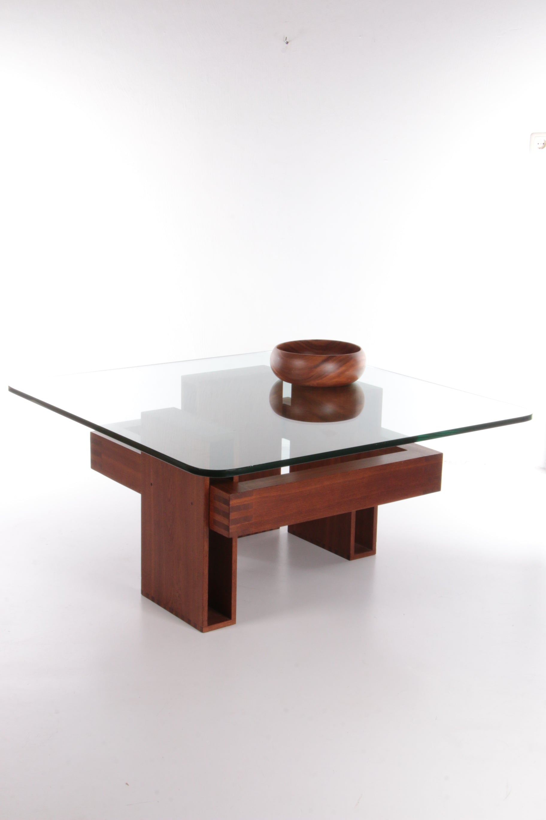 Franse Brutalistische Design salontafel van teakhout met glasplaat,1970