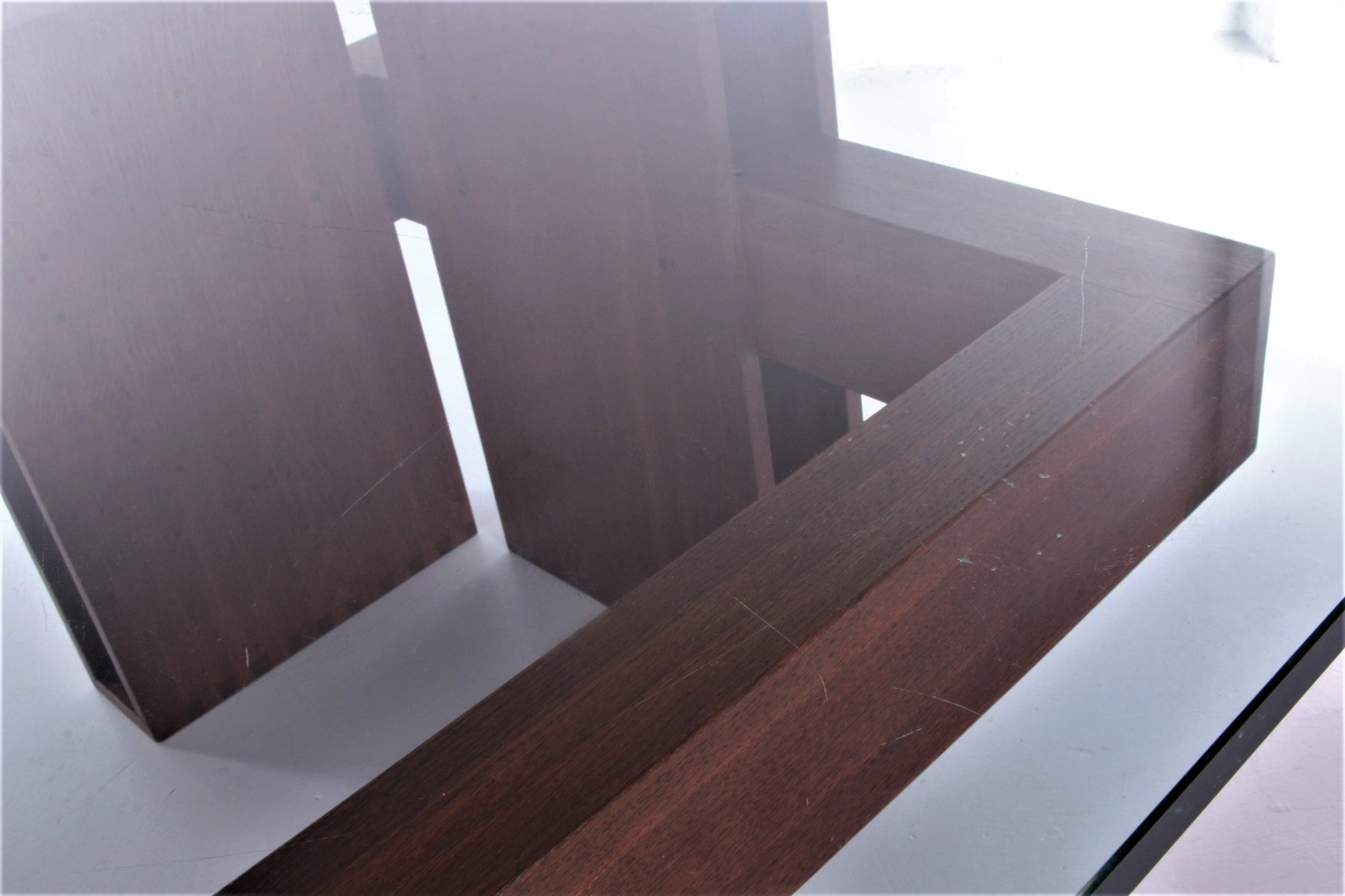 Franse Brutalistische Design salontafel van teakhout met glasplaat,1970