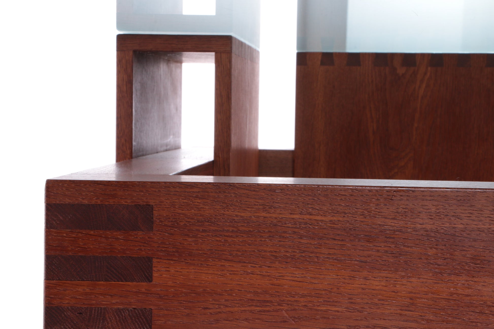 Franse Brutalistische Design salontafel van teakhout met glasplaat,1970