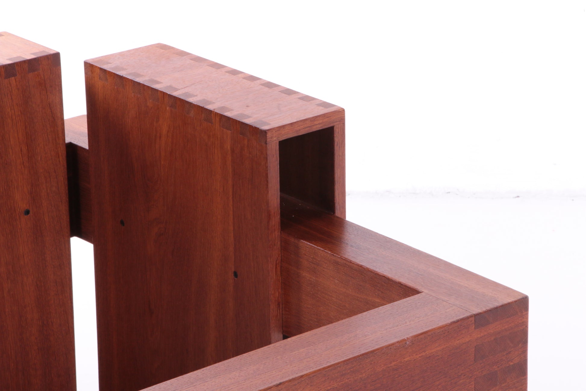 Franse Brutalistische Design salontafel van teakhout met glasplaat,1970