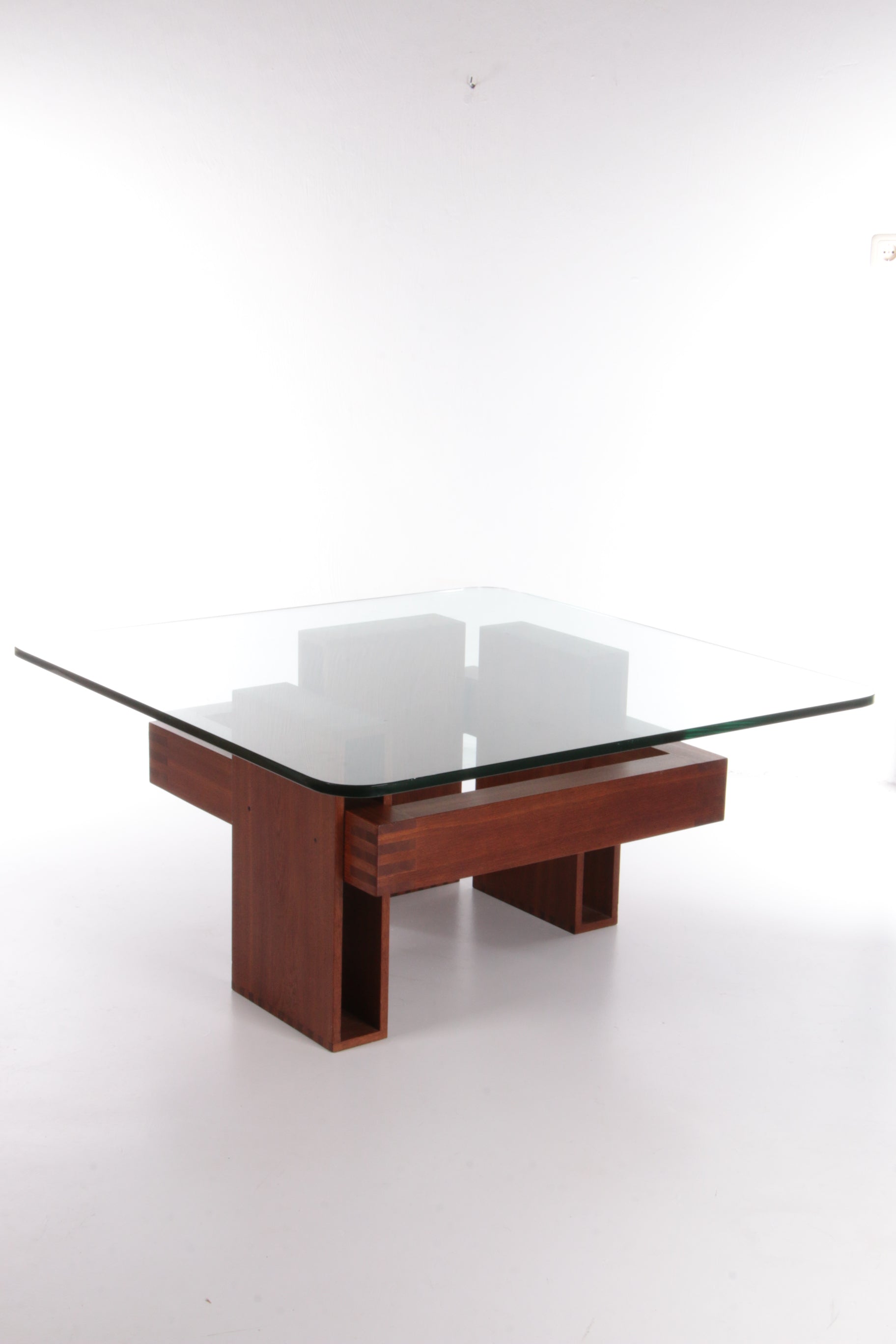 Franse Brutalistische Design salontafel van teakhout met glasplaat,1970
