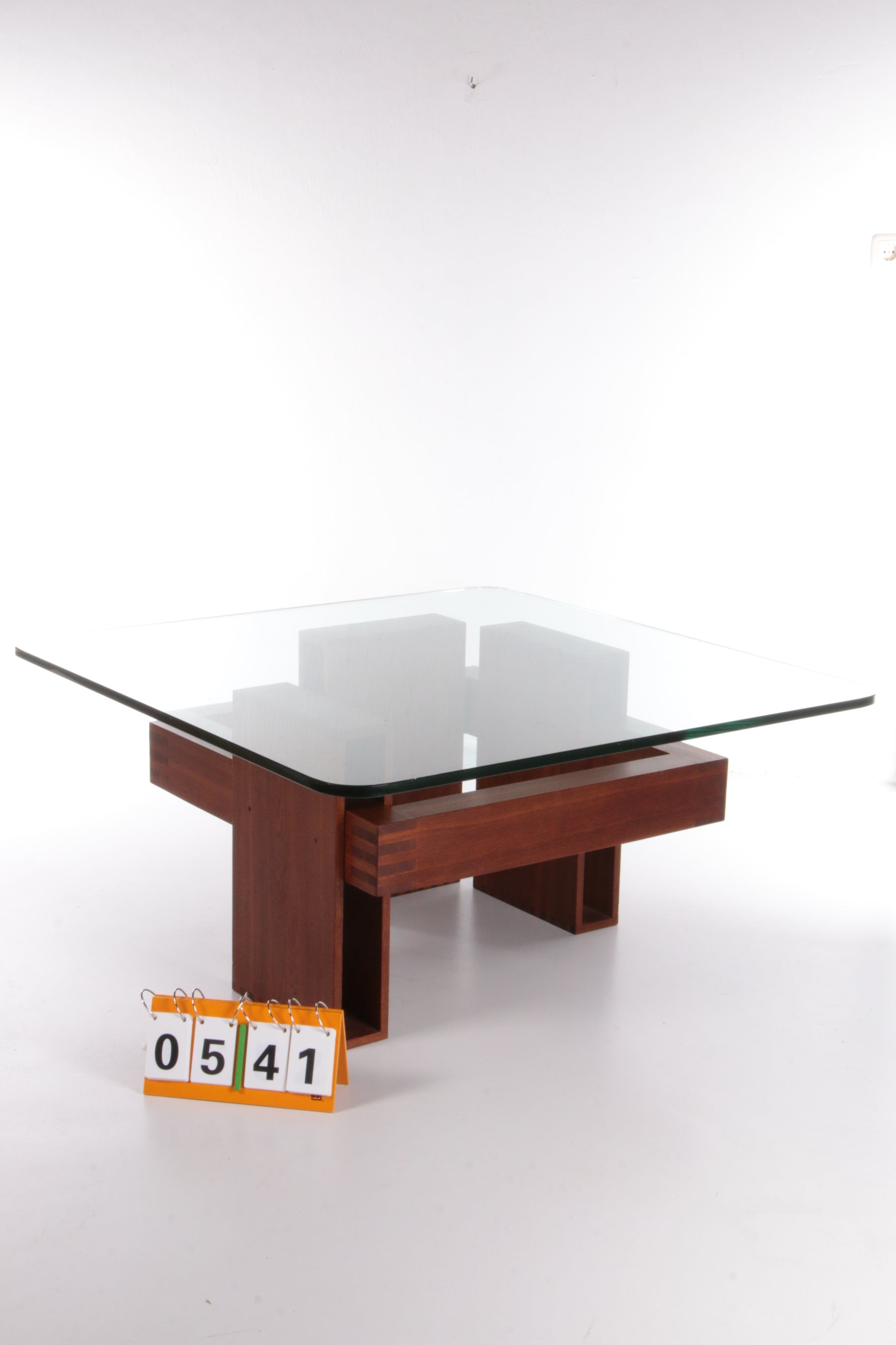 Franse Brutalistische Design salontafel van teakhout met glasplaat,1970