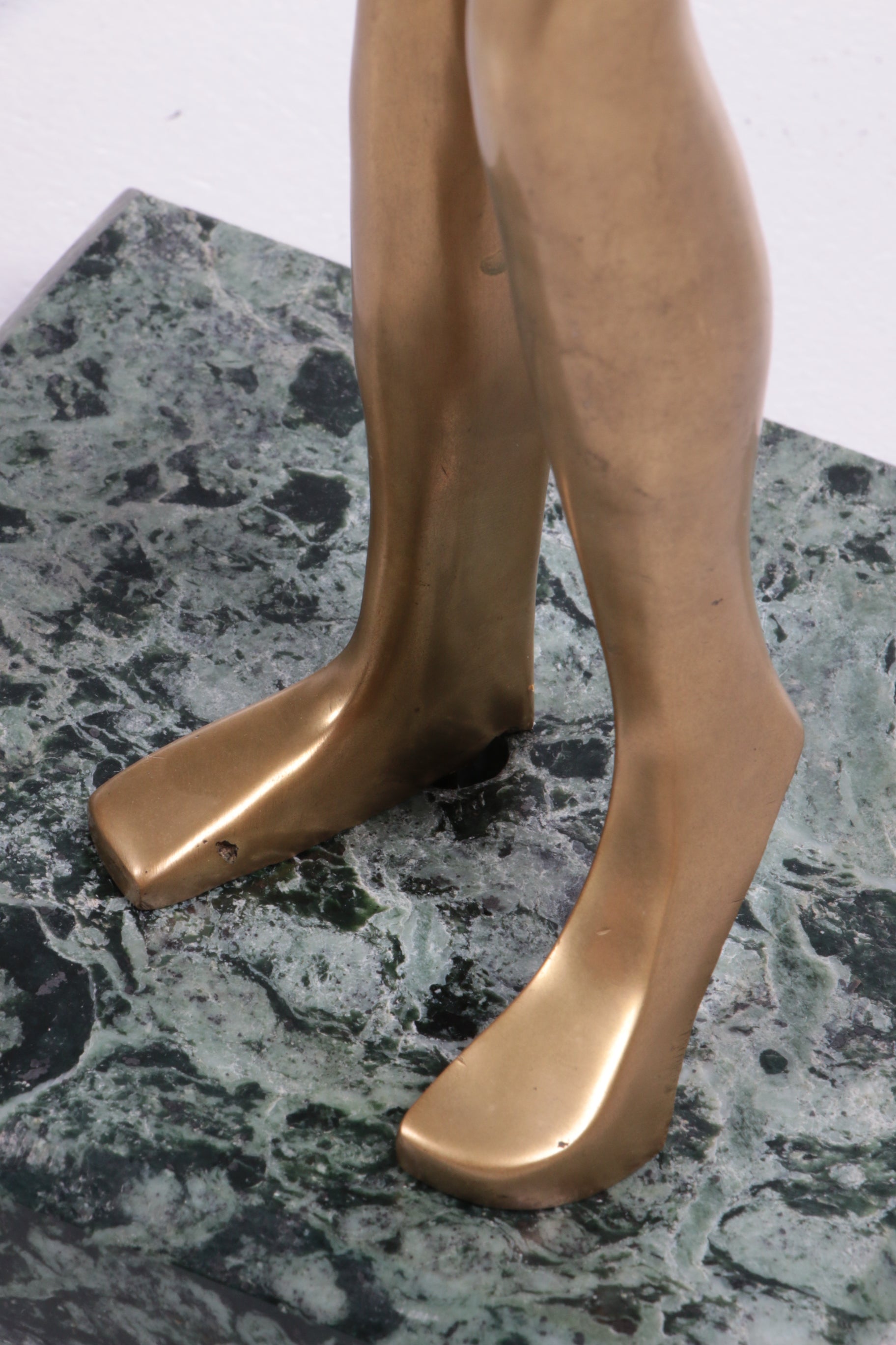 Messing Sculpture Afrikaanse vrouw op een marmerenvoet 70s