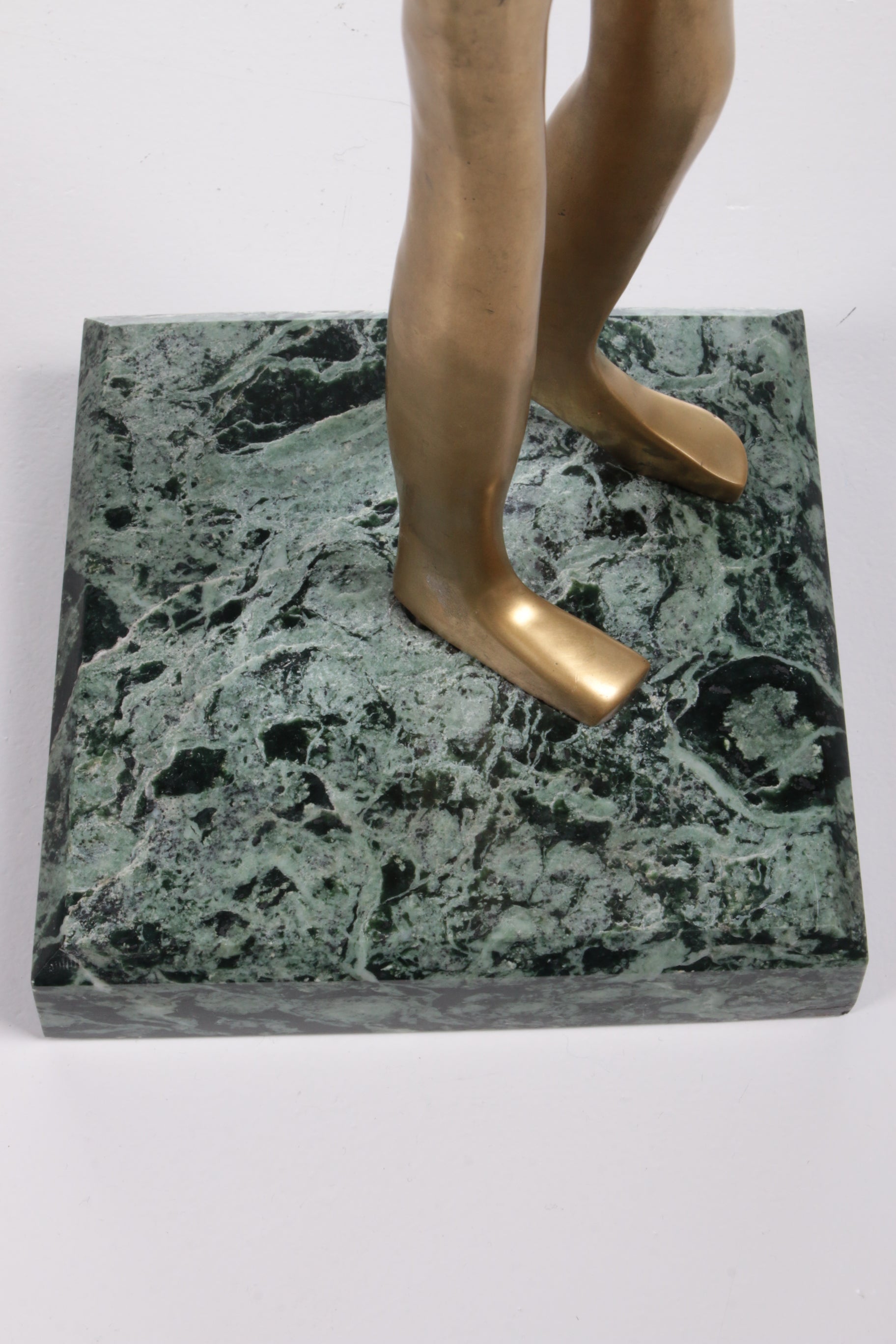 Messing Sculpture Afrikaanse vrouw op een marmerenvoet 70s
