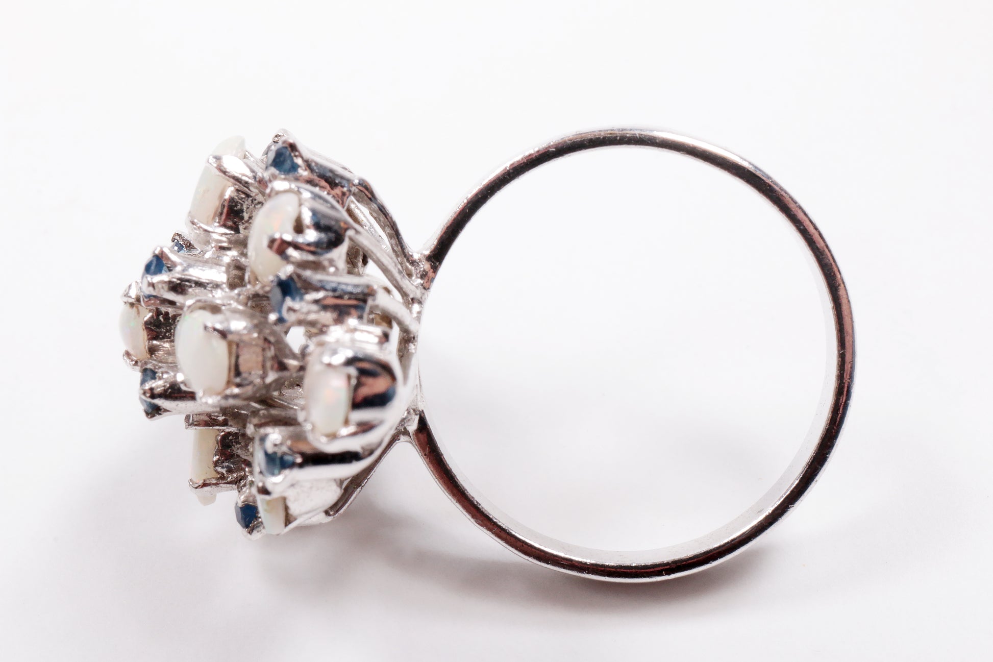 Zilveren ring met opalen en blauwe stras steentjes.