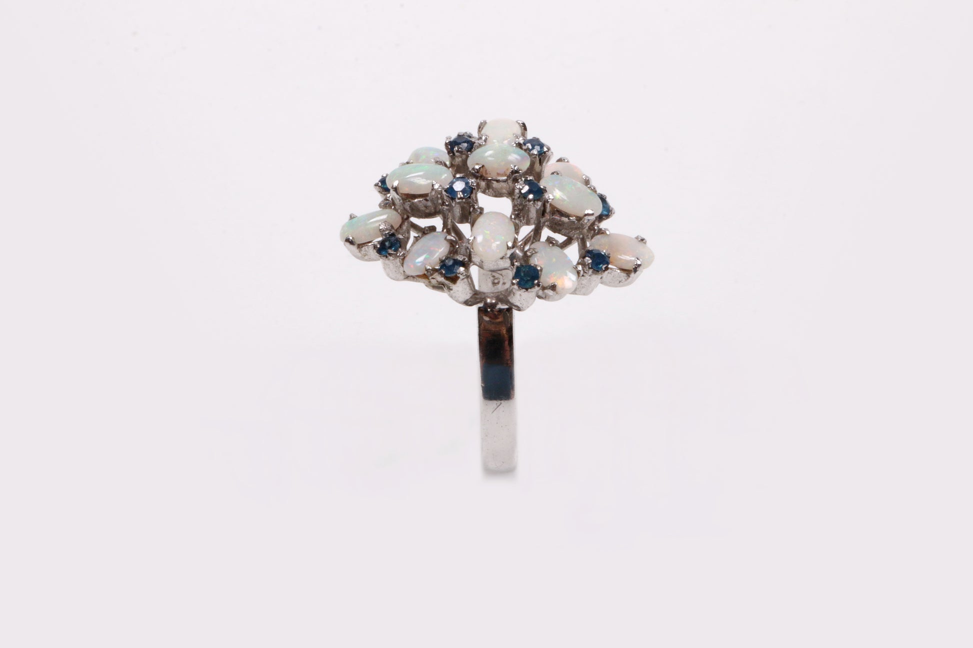 Zilveren ring met opalen en blauwe stras steentjes.