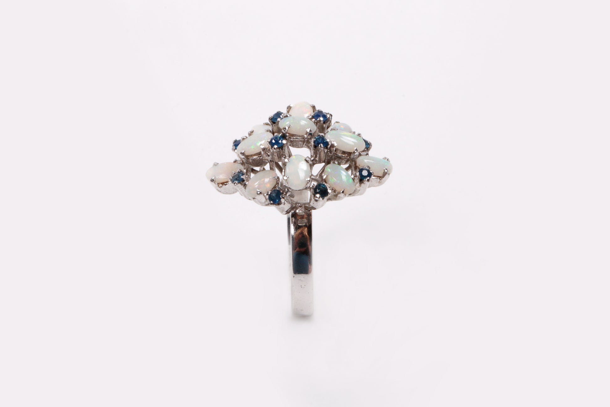 Zilveren ring met opalen en blauwe stras steentjes.