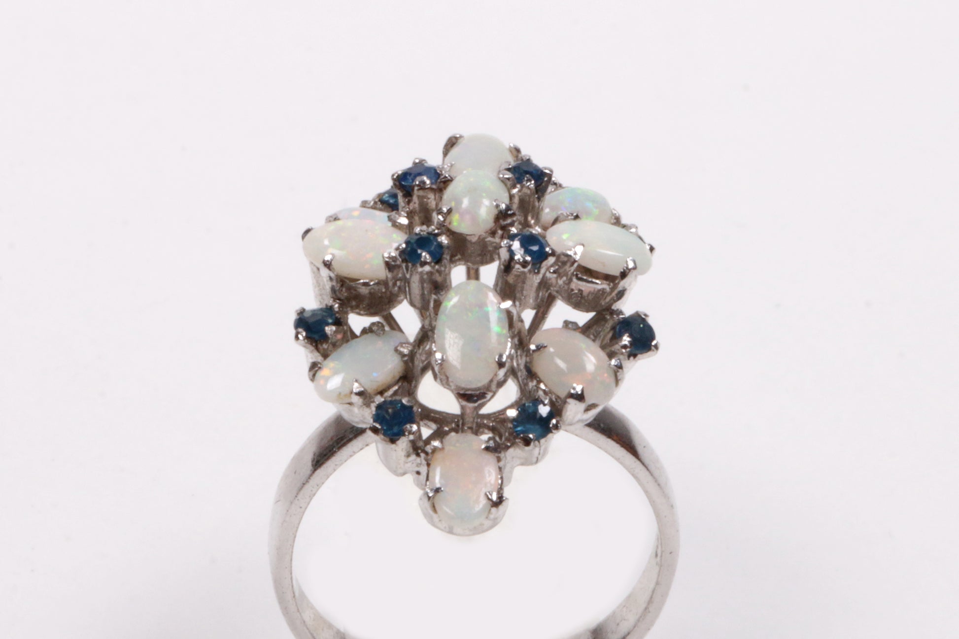 Zilveren ring met opalen en blauwe stras steentjes.