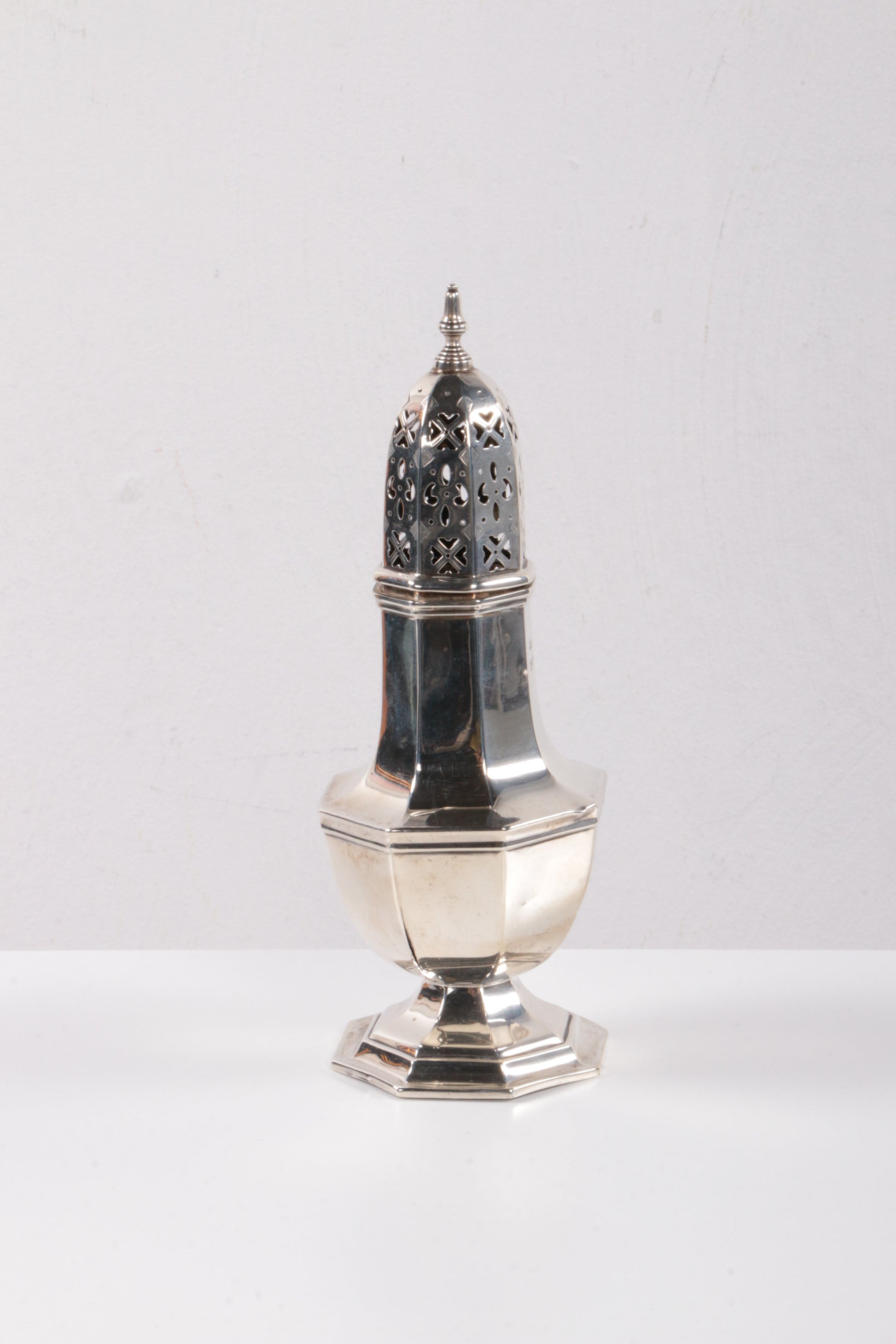 Engels 1ste gehalte poedersuikerstrooier van zilver,1925