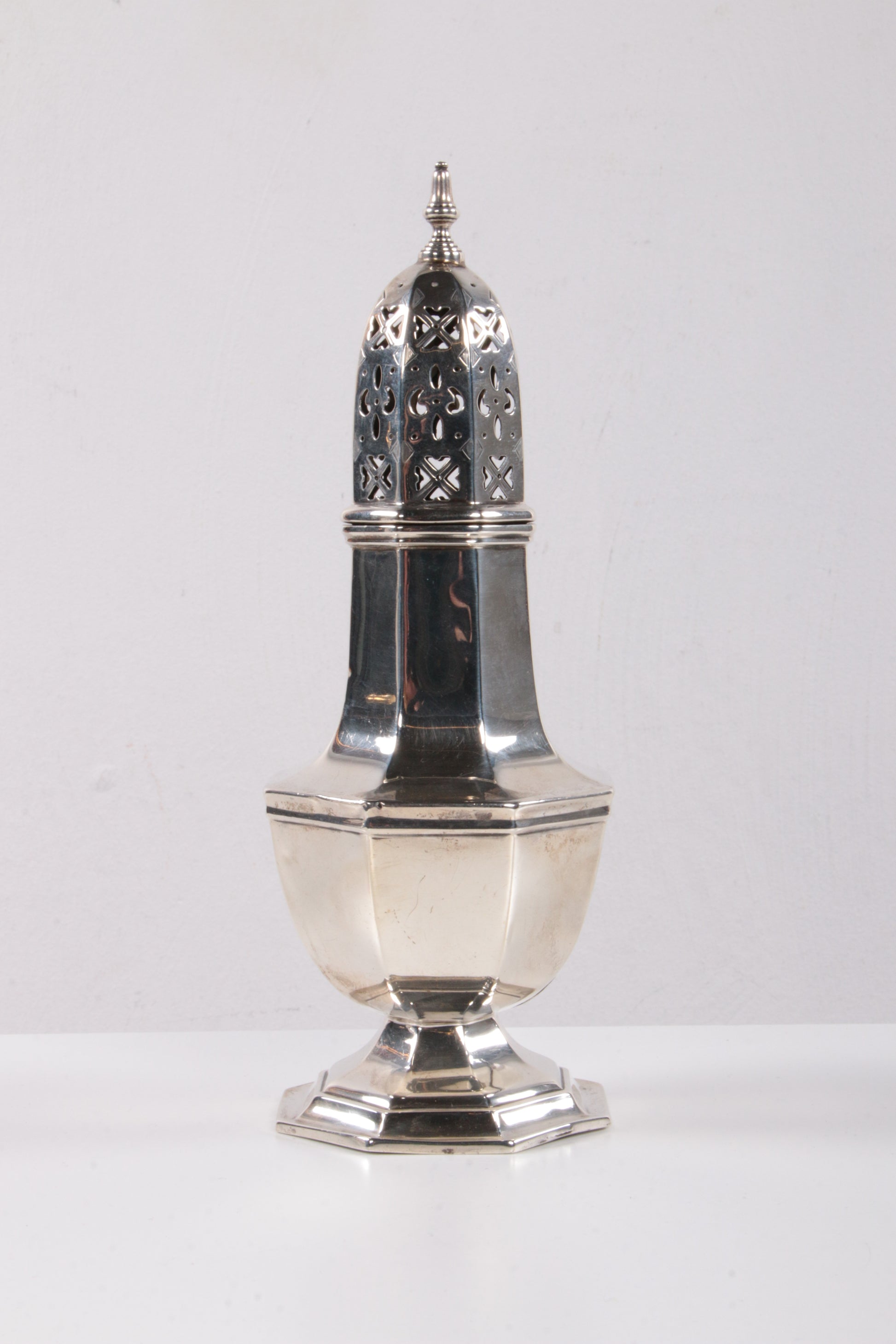 Engels 1ste gehalte poedersuikerstrooier van zilver,1925